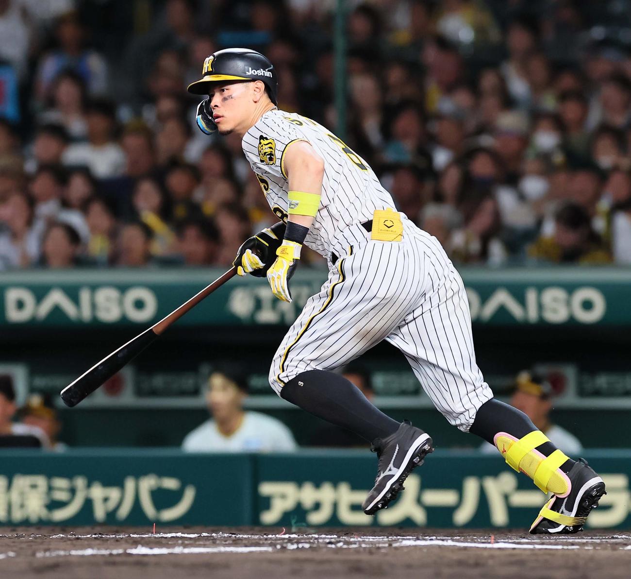 6回裏阪神2死一、二塁、佐藤輝は左前適時打を放つ（撮影・上田博志）