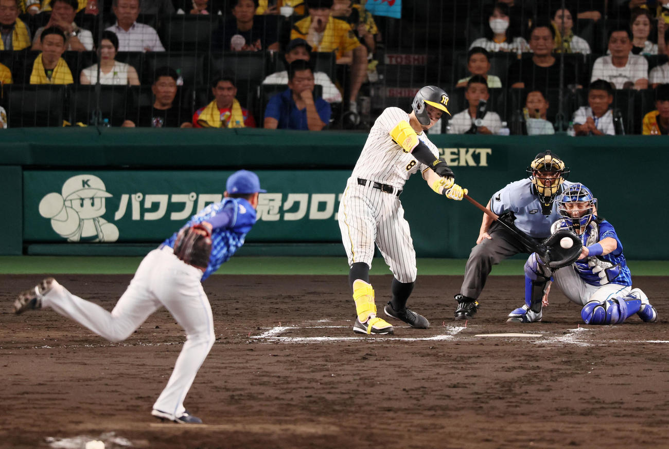 6回裏阪神2死一、二塁、佐藤輝は左前適時打を放つ（撮影・加藤哉）