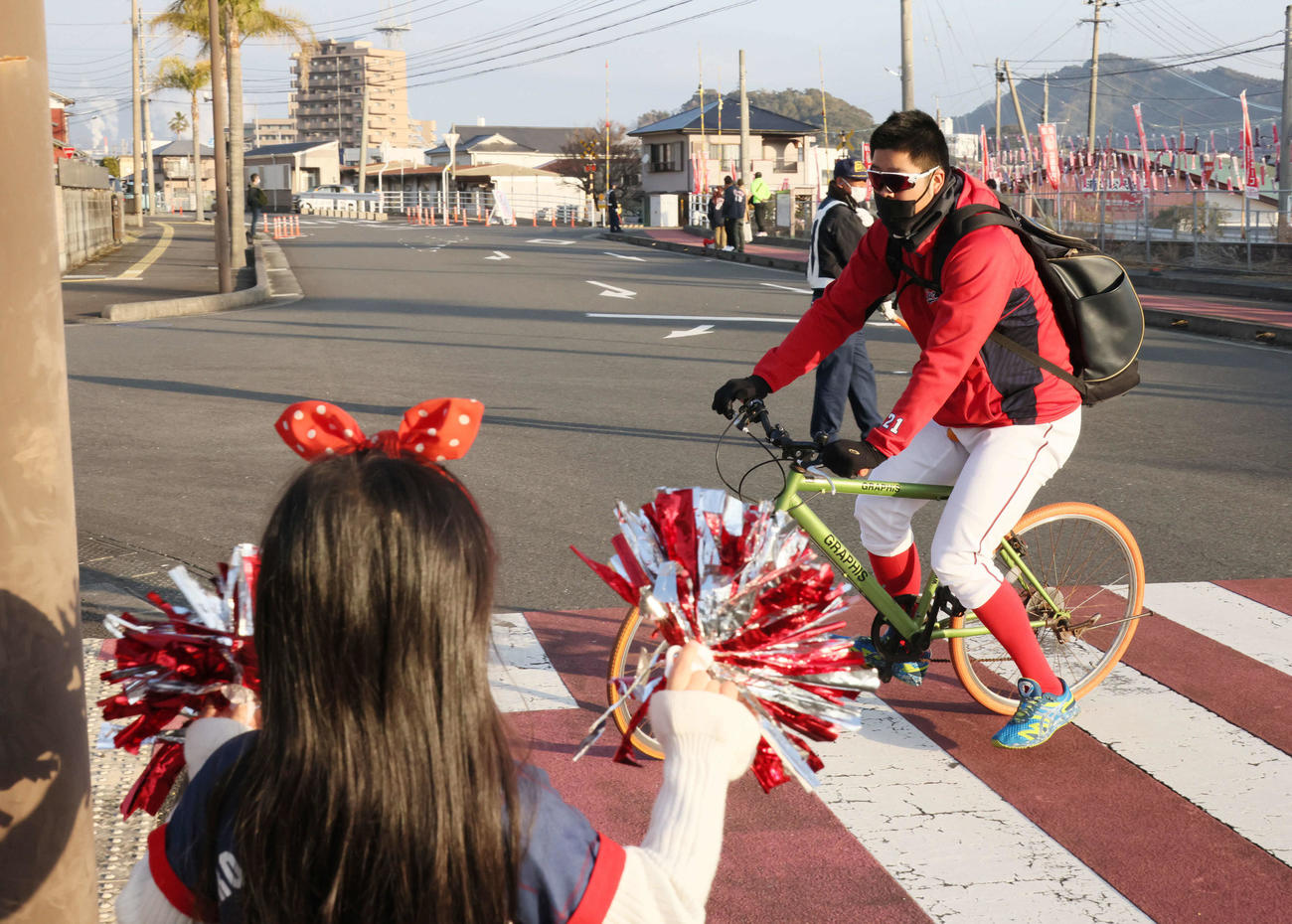 自転車で球場入りする中崎翔太（2023年2月5日撮影）