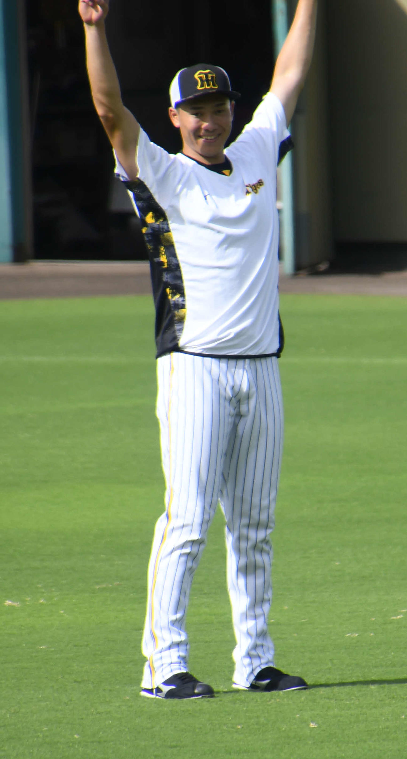 鳴尾浜球場でキャッチボールを再開した阪神湯浅（撮影・中野椋）