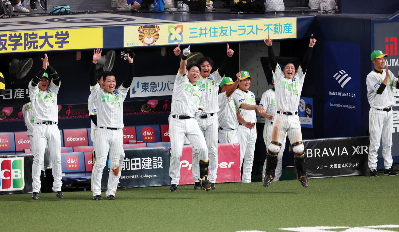 「ファミリーデー」ユニホームを着用する阪神ナイン（2023年8月11日撮影）