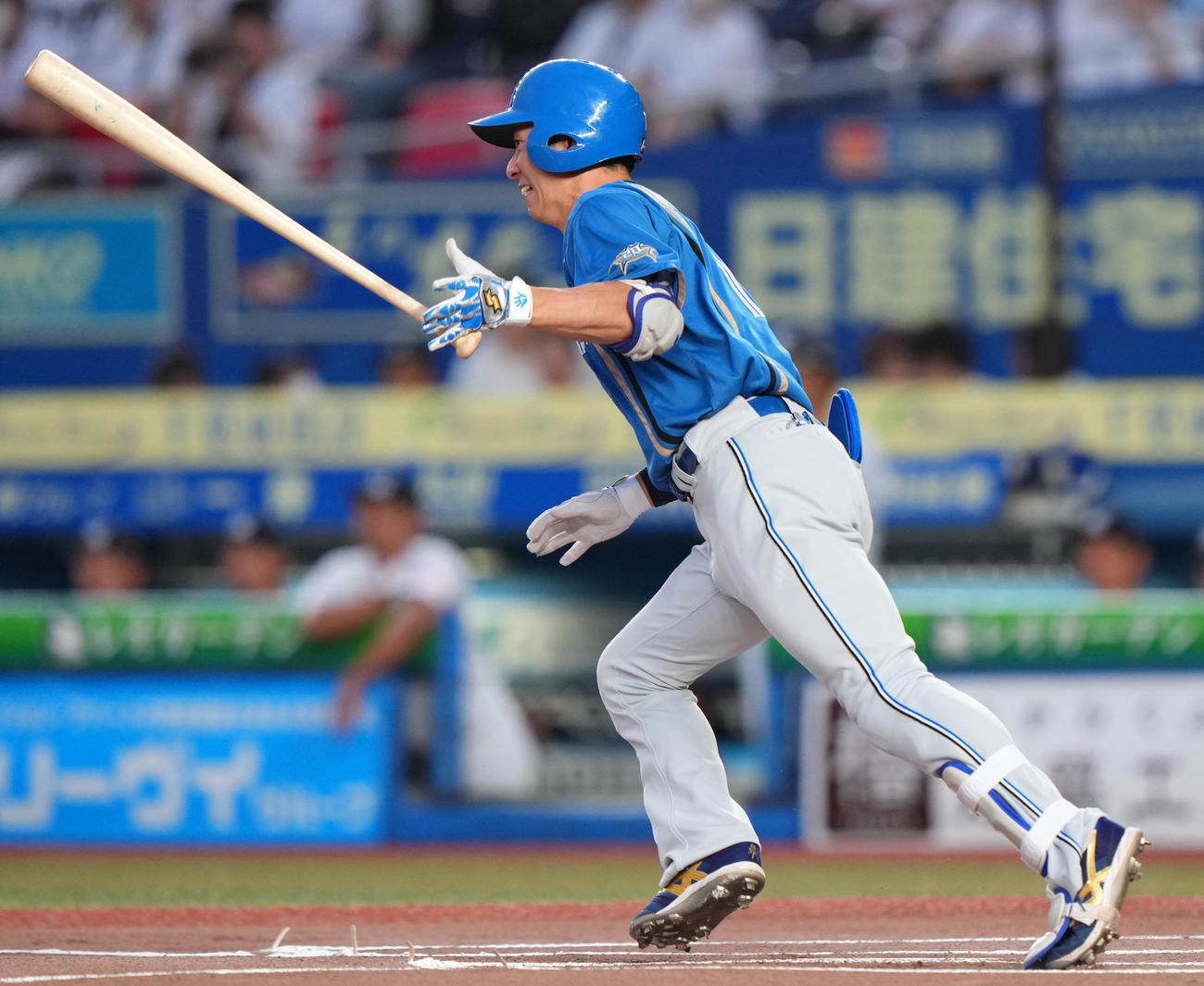 ロッテ対日本ハム　1回表日本ハム無死、中前打を放つ松本剛（撮影・横山健太）