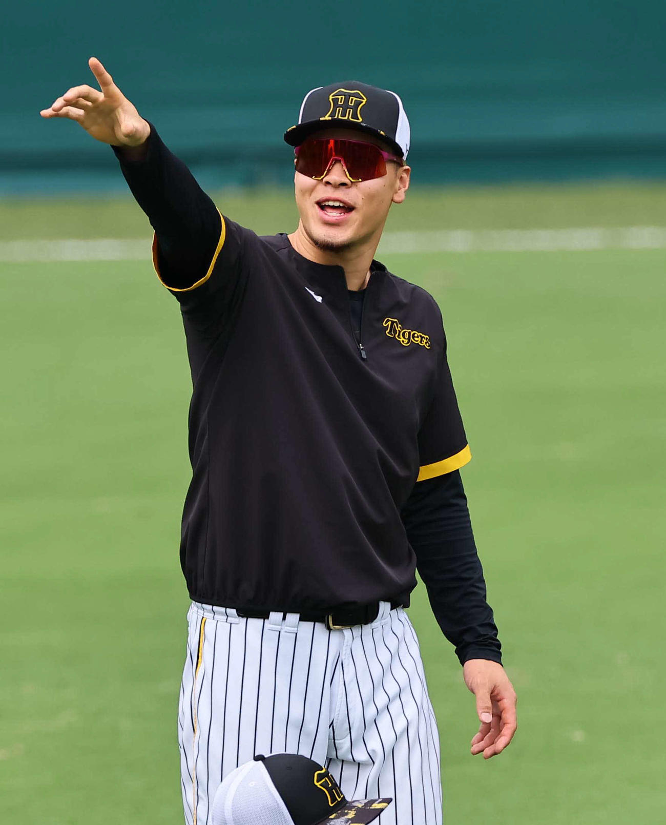 明るい表情を見せる佐藤輝（撮影・上田博志）