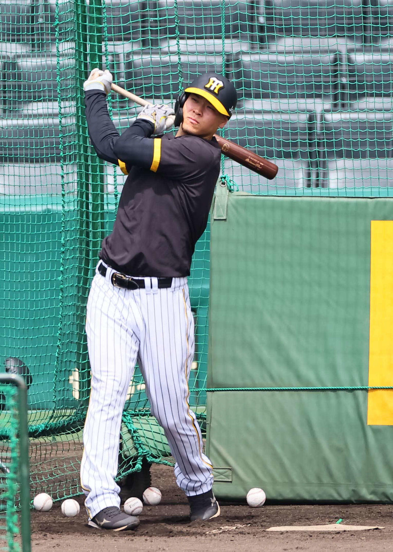 フリー打撃をする佐藤輝（撮影・上田博志）