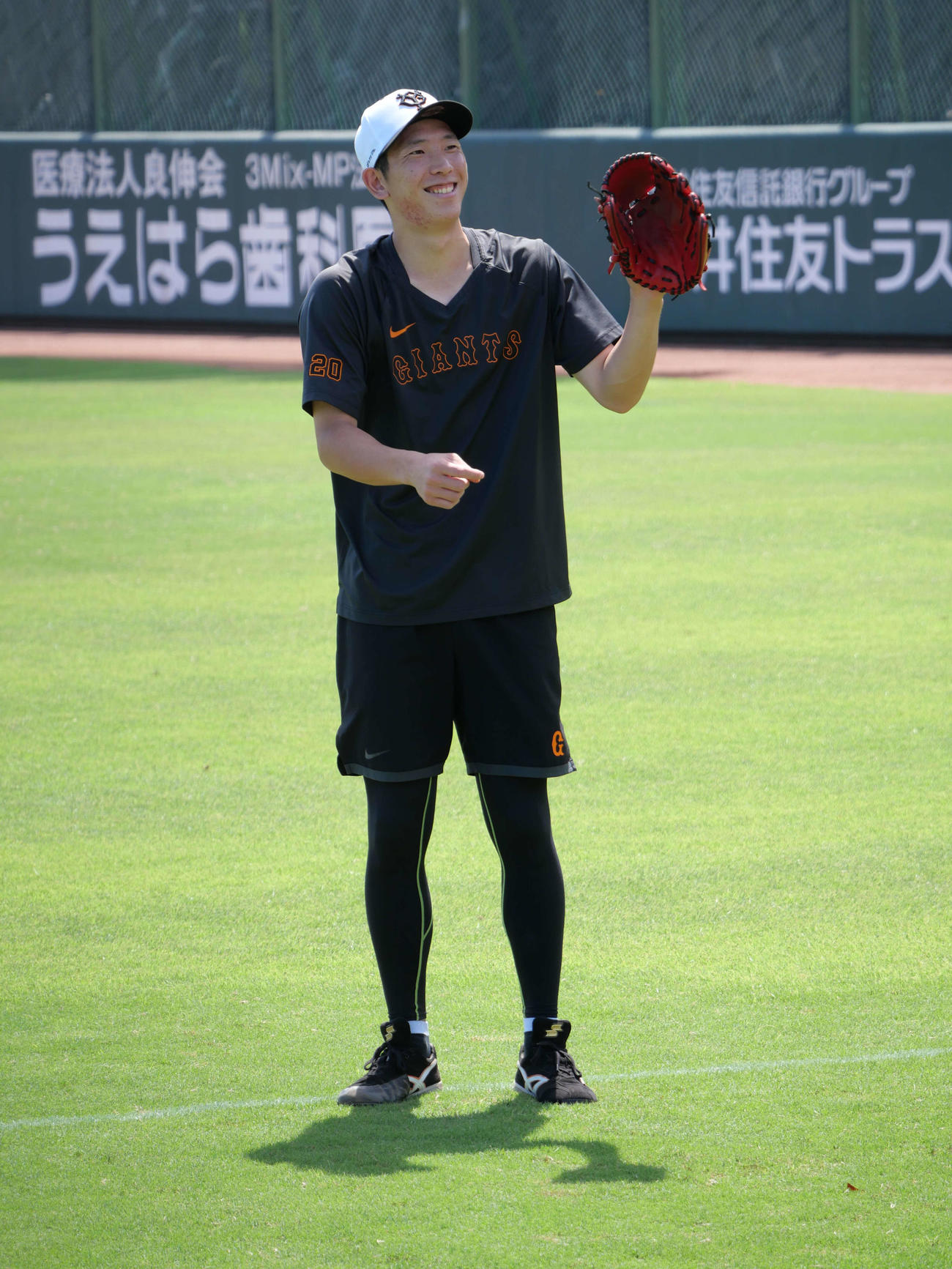 笑顔でキャッチボールをする巨人戸郷（撮影・上田悠太）