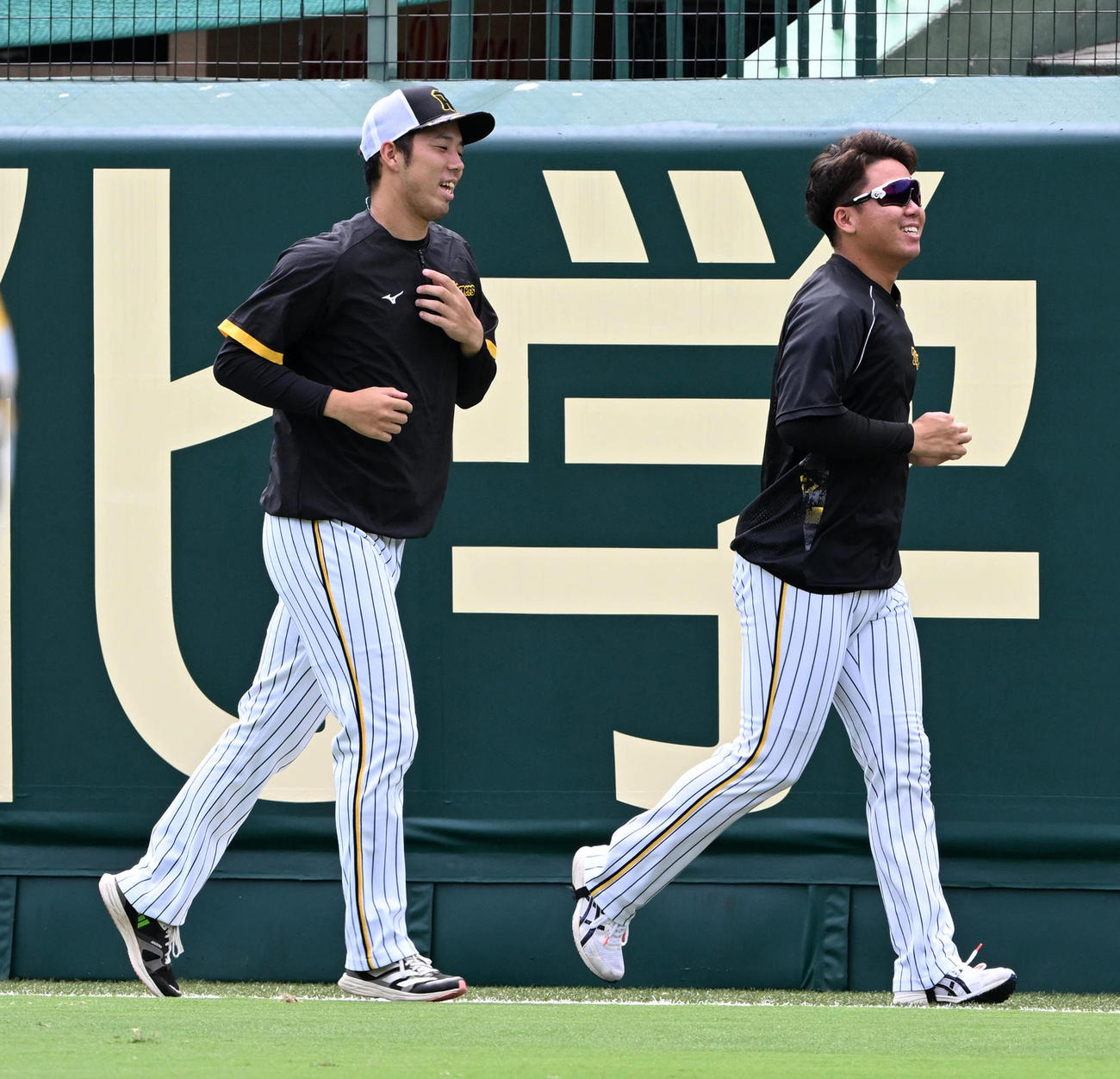 外野を走る青柳（左）と村上（撮影・前岡正明）