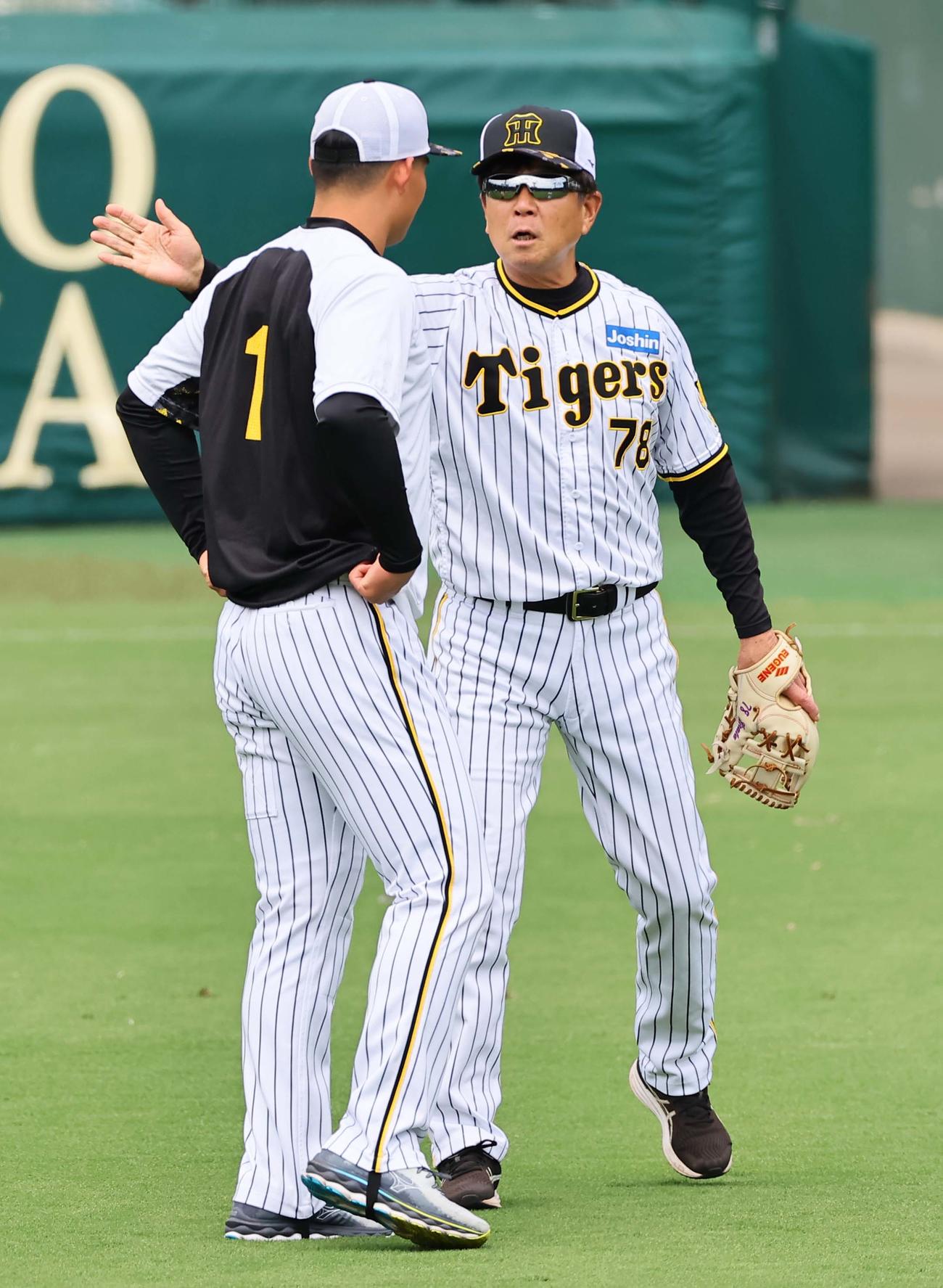 森下（左）に声を掛ける平田ヘッドコーチ（撮影・上田博志）