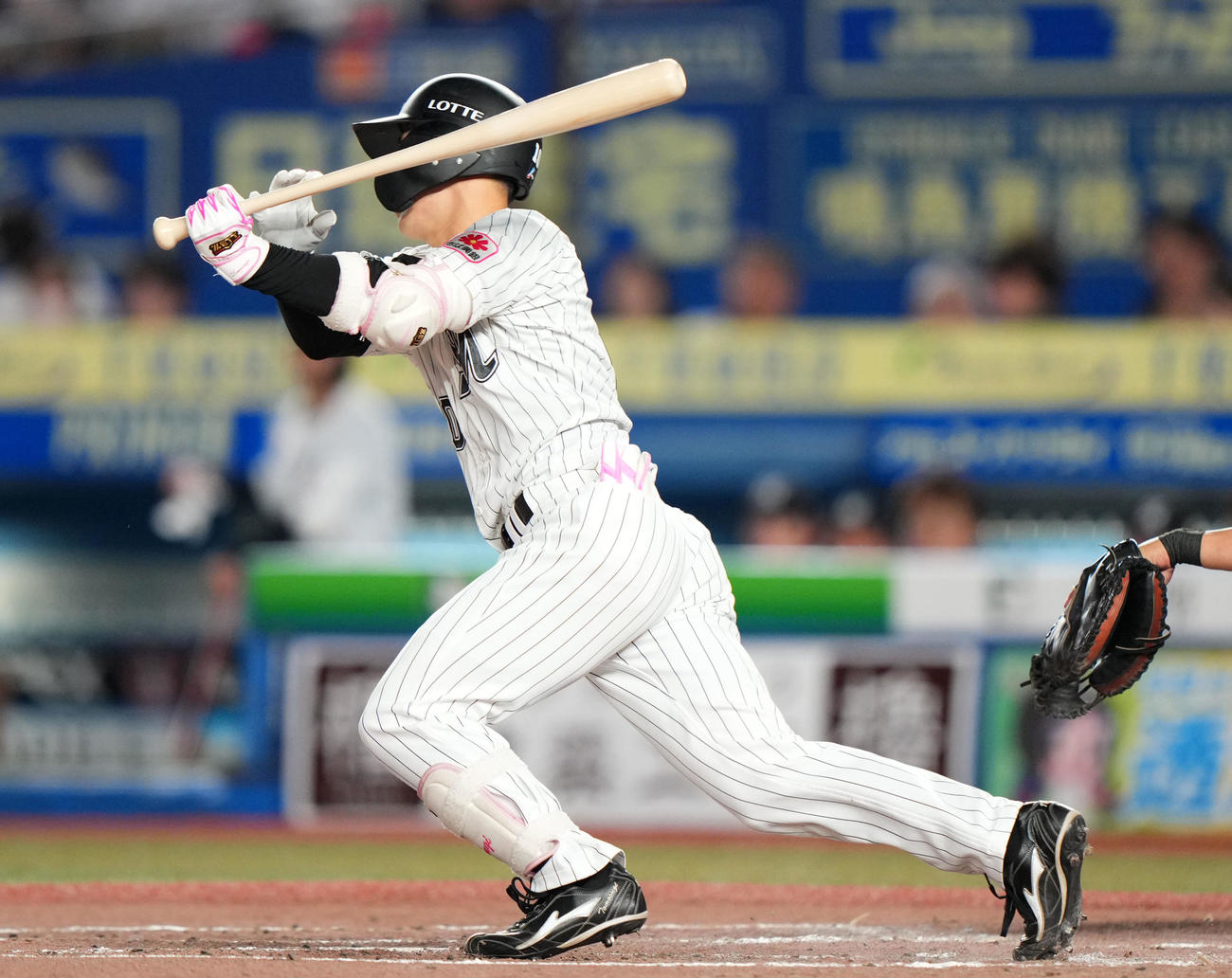 ロッテ対日本ハム　2回裏ロッテ2死一、二塁、中前適時打を放つ友杉（撮影・横山健太）