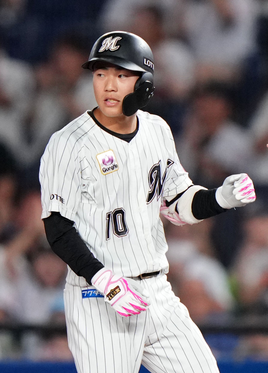 ロッテ対日本ハム　2回裏ロッテ2死一、二塁、中前適時打を放った友杉（撮影・横山健太）