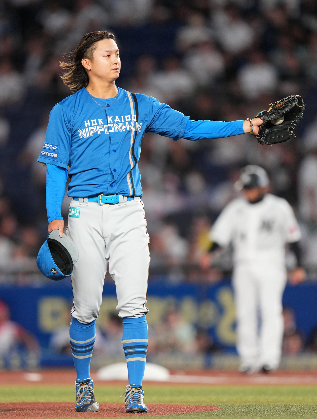 ロッテ対日本ハム　長い髪をなびかせる日本ハム先発の田中瑛（撮影・横山健太）