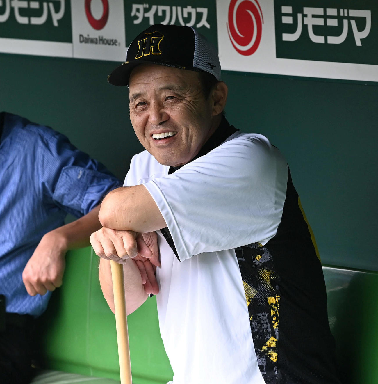 笑顔で練習を見守る岡田監督（撮影・前岡正明）