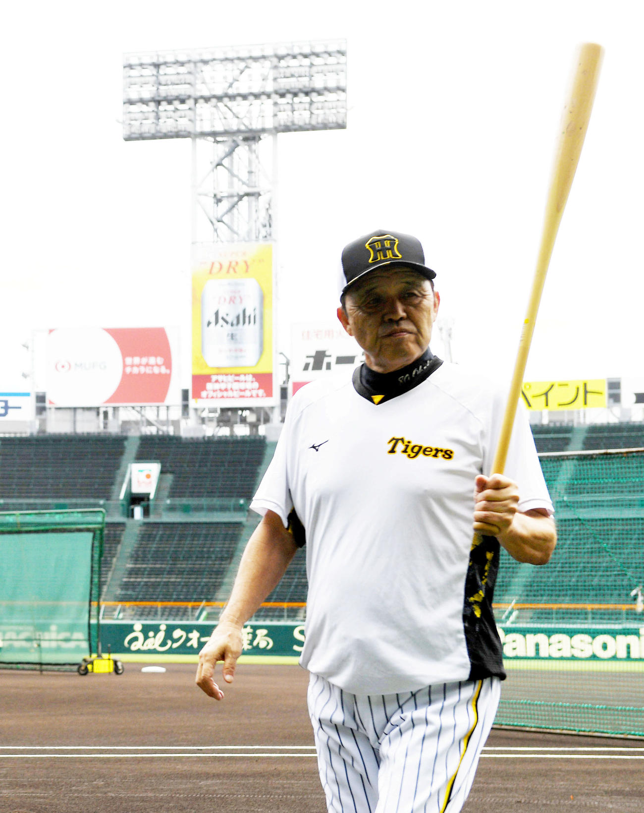 練習を見守る阪神岡田監督（撮影・前岡正明）