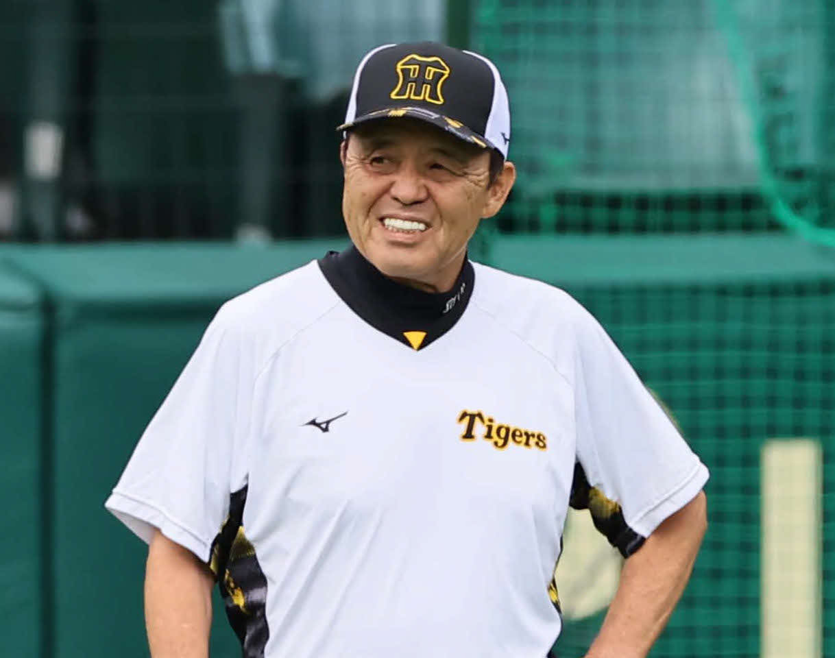 練習で笑顔を見せる岡田監督（撮影・上田博志）