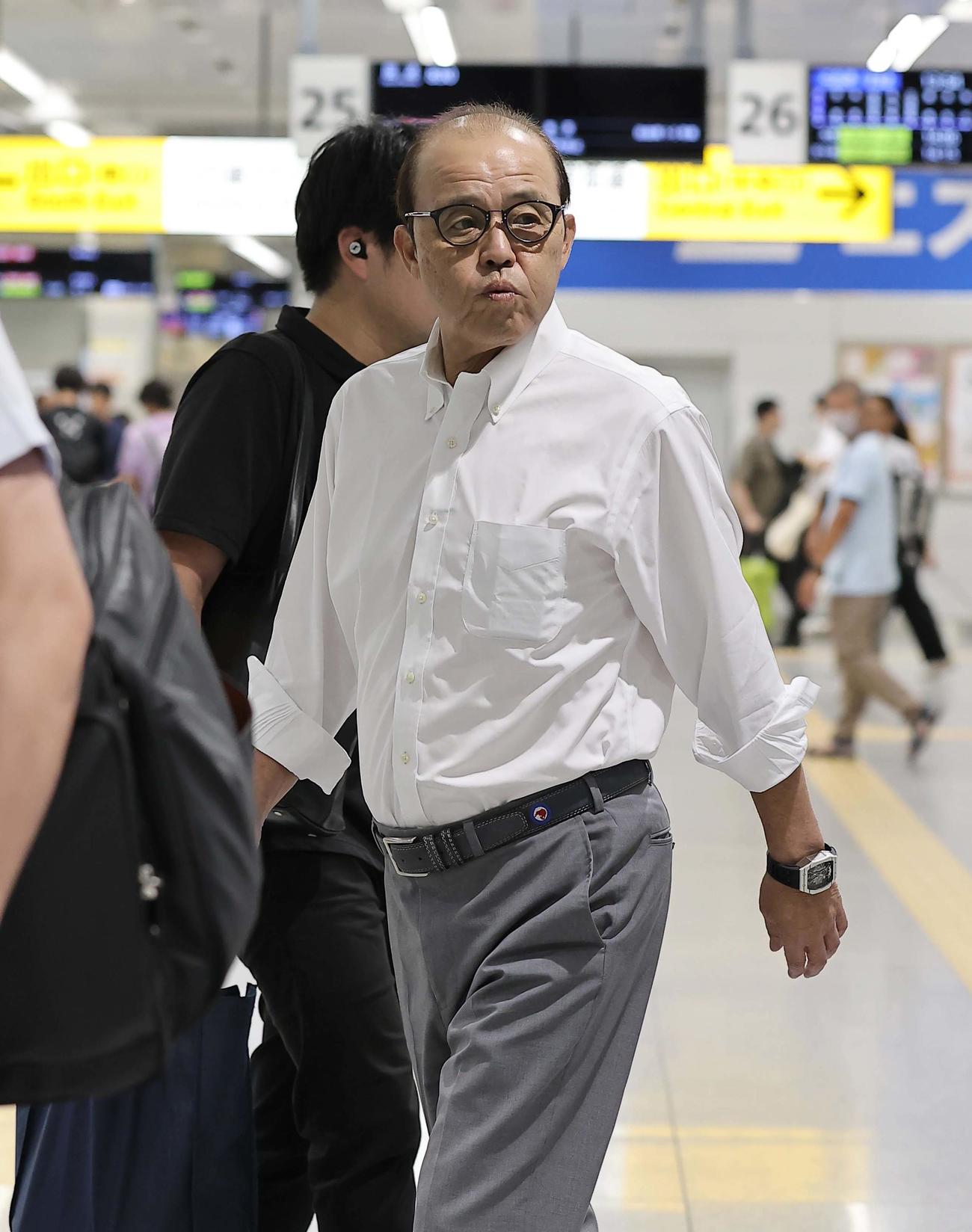 新幹線で東京へ移動する岡田監督（撮影・上田博志）