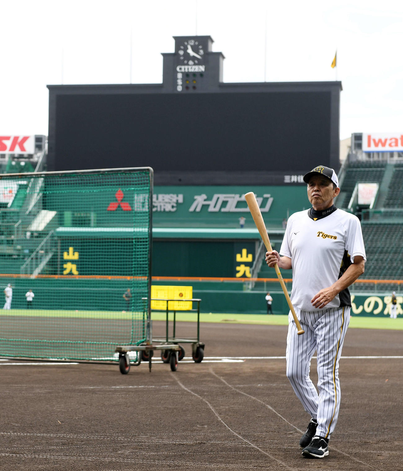 練習を見守る岡田監督（撮影・前岡正明）