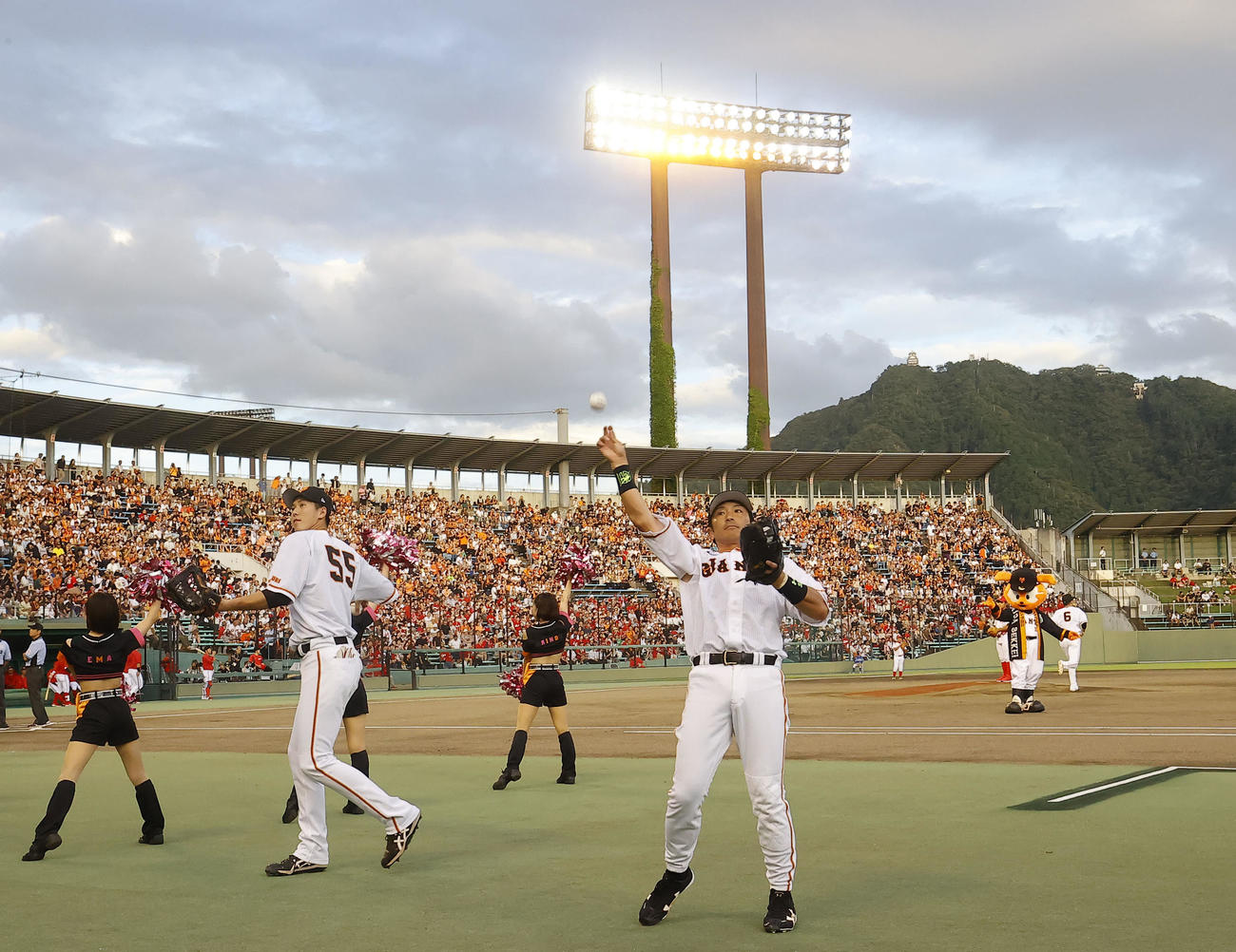 巨人対広島　スタンドにサインボールを投げ入れる巨人松田（撮影・藤尾明華）