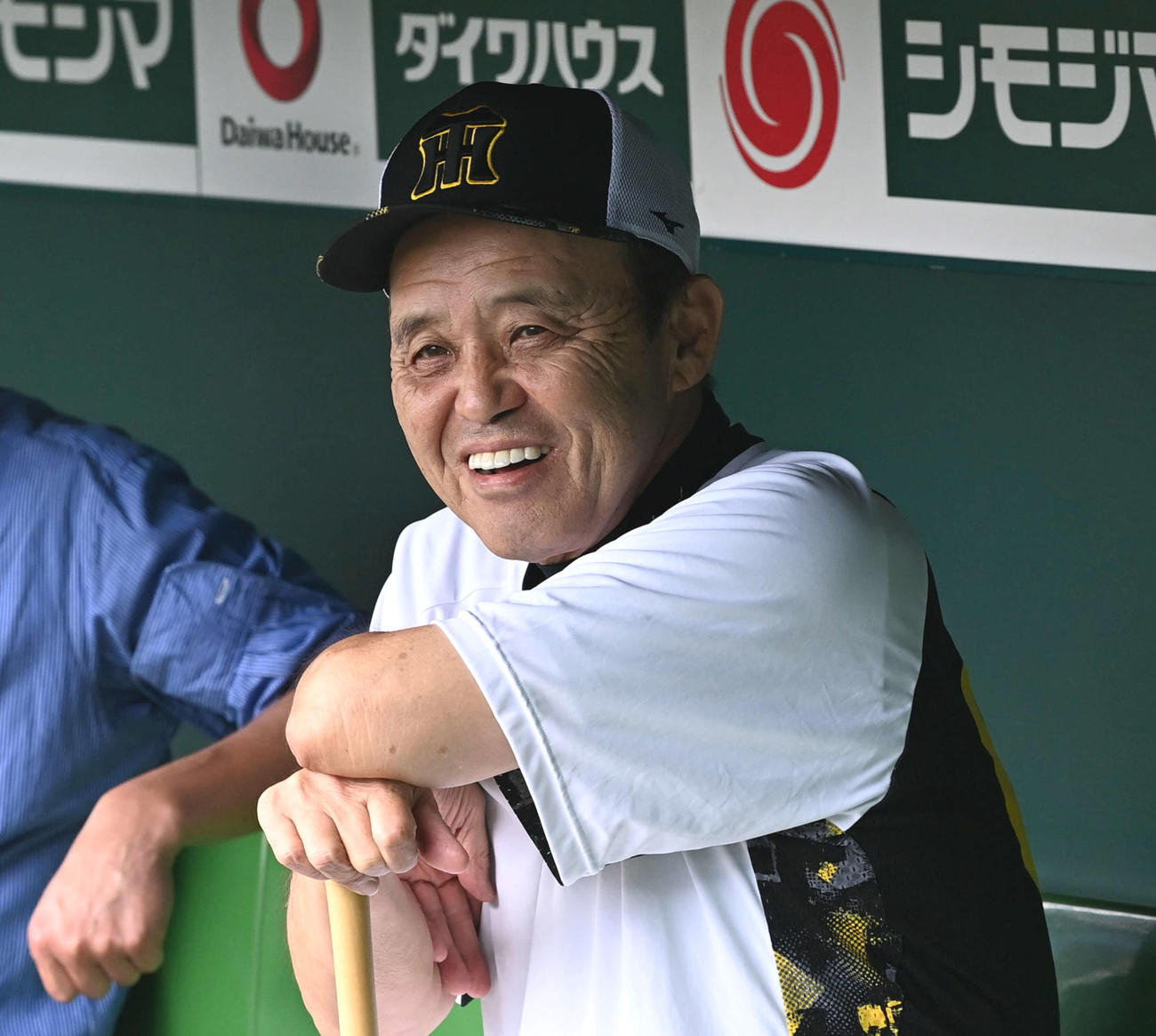 笑顔で練習を見守る岡田監督（撮影・前岡正明）