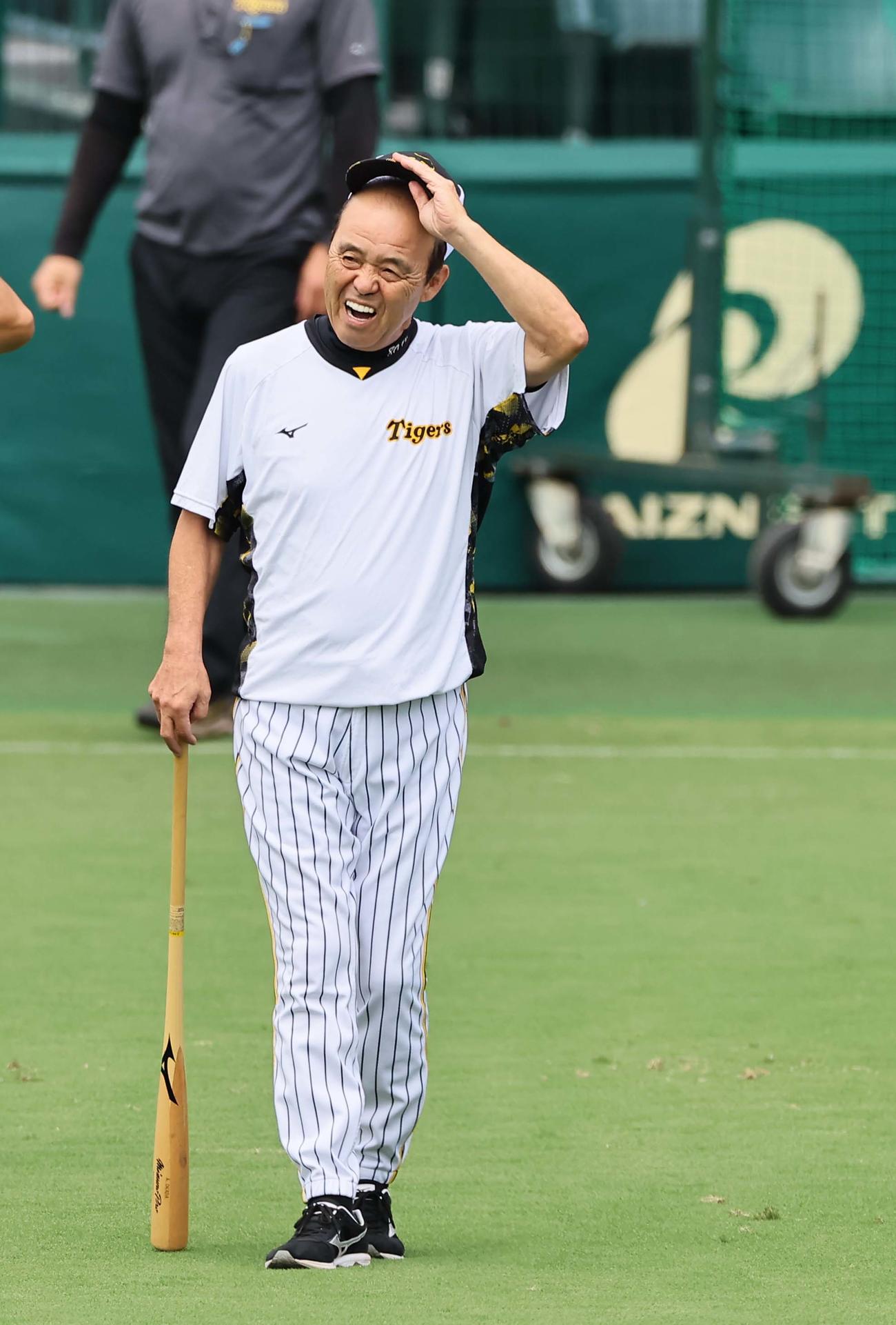グラウンドの暑さに表情をゆがめる阪神岡田監督（撮影・上田博志）
