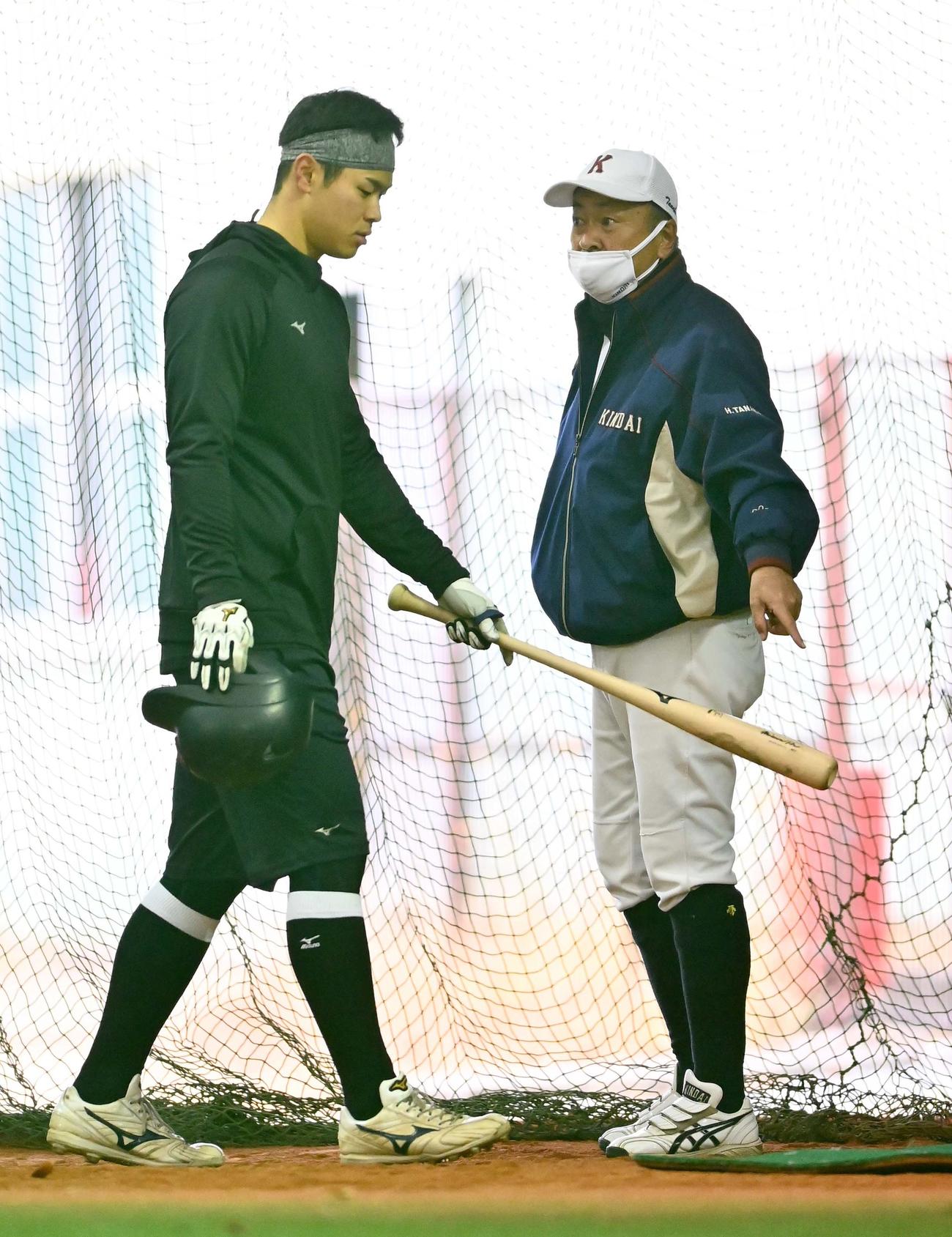 近大時代の佐藤輝明（左）と近大・田中秀昌監督（2020年12月撮影）