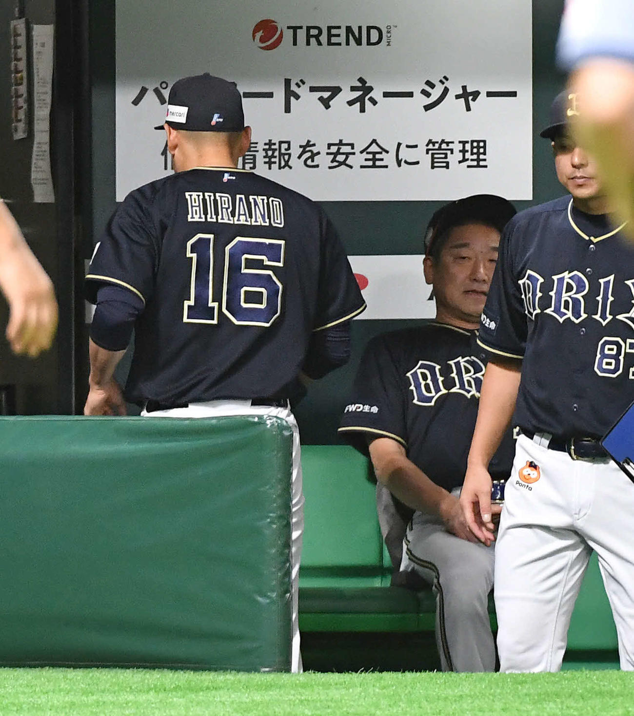 ソフトバンク対オリックス　9回裏ソフトバンク2死二塁、今宮健太に中越えサヨナラ打を打たれて引き揚げる平野佳（左）と厳しい表情を見せる中嶋監督（撮影・岩下翔太）