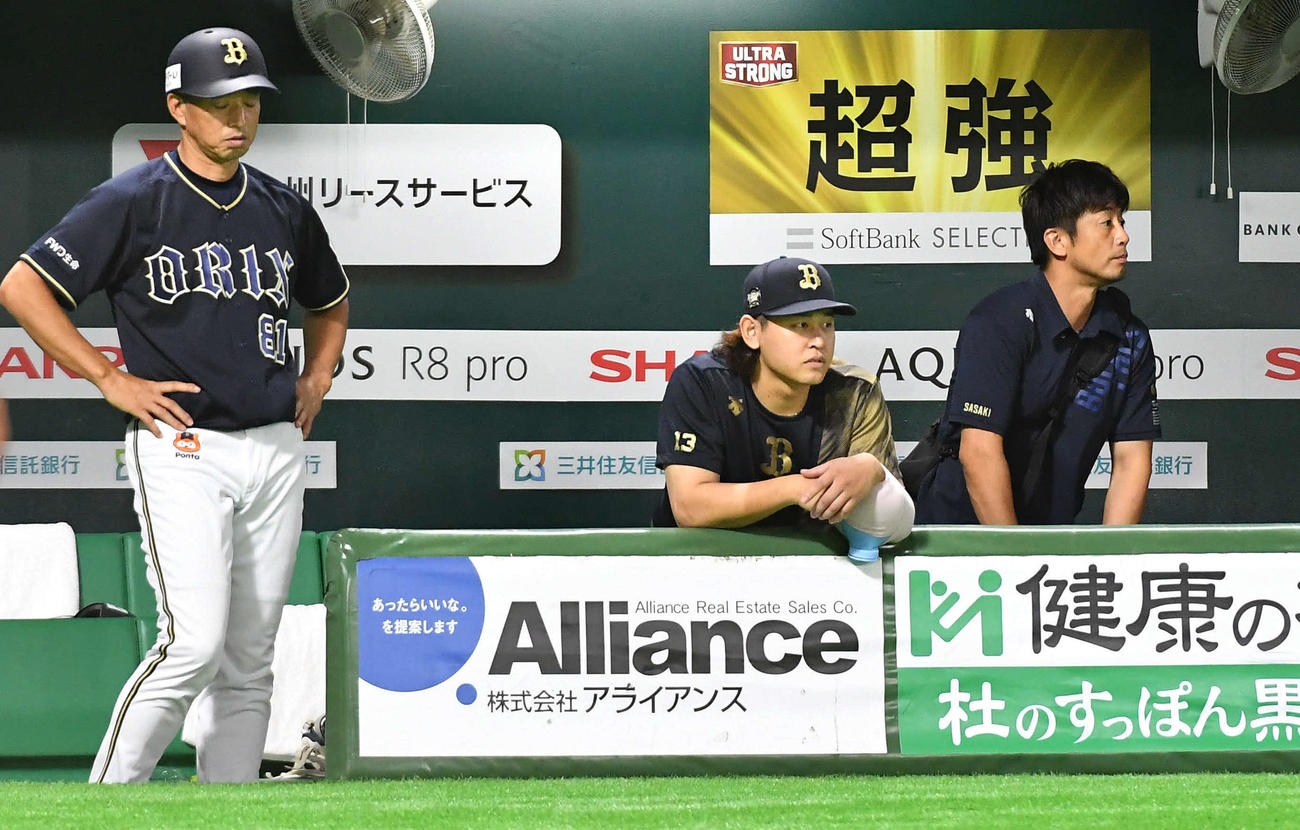 ソフトバンク対オリックス　9回裏ソフトバンク2死二塁、平野佳が今宮に中越えサヨナラ打を打たれて敗れ、ベンチでぼうぜんとする宮城（中央）（撮影・岩下翔太）