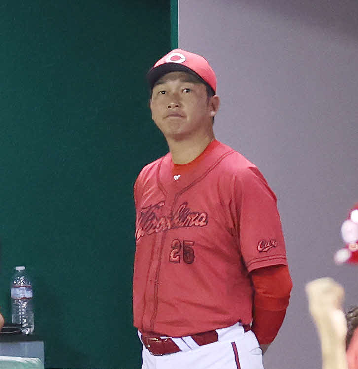 巨人対広島　渋い表情の広島新井監督（撮影・宮地輝）