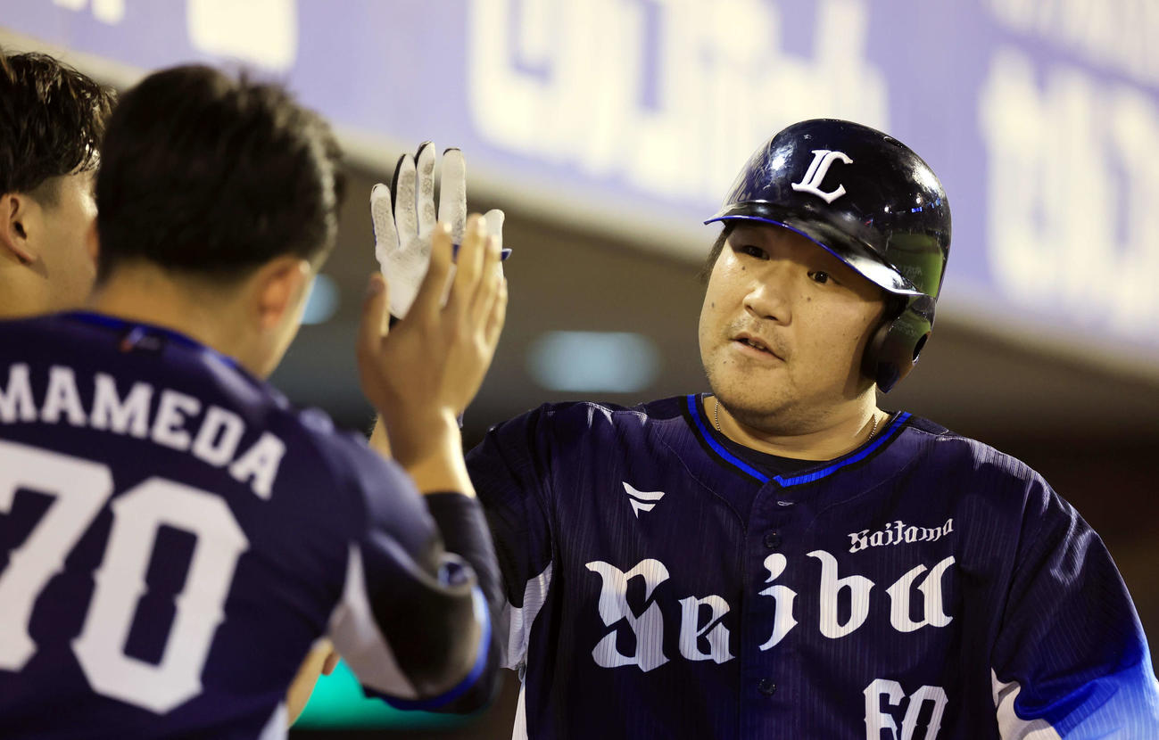 楽天対西武　8回表西武無死、中村は同点ソロ本塁打を放ちチームメートとハイタッチ（撮影・浅見桂子）