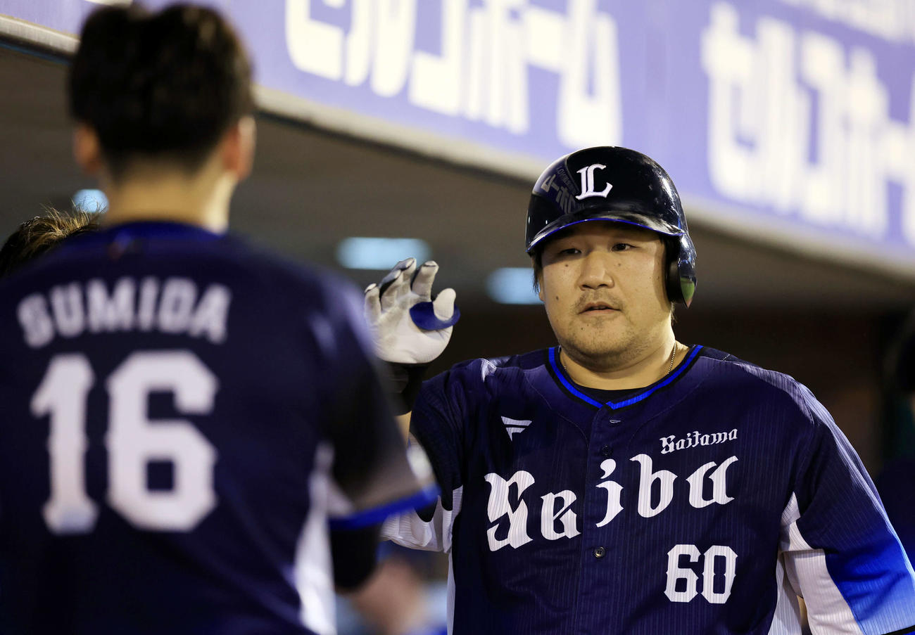 楽天対西武　8回表西武無死、中村は同点ソロ本塁打を放ちナインとハイタッチ（撮影・浅見桂子）