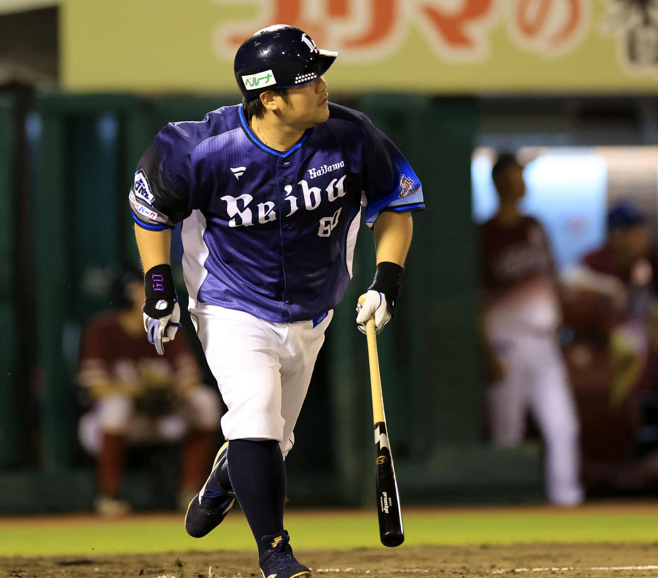 楽天対西武　8回表西武無死、中村は同点ソロ本塁打を放つ（撮影・浅見桂子）