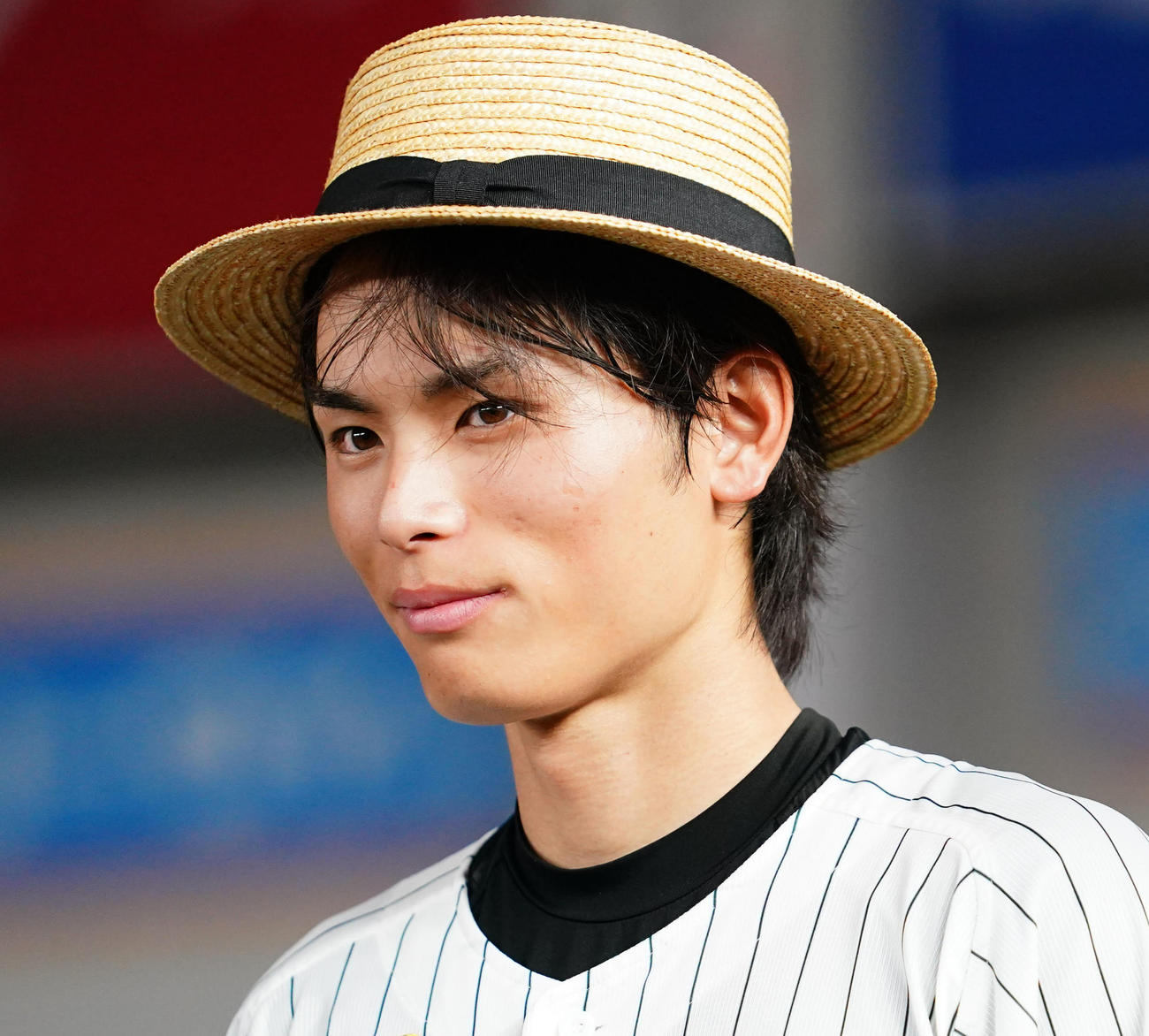 ロッテ対日本ハム　麦わら帽子を被り笑顔を見せるロッテ和田（撮影・横山健太）