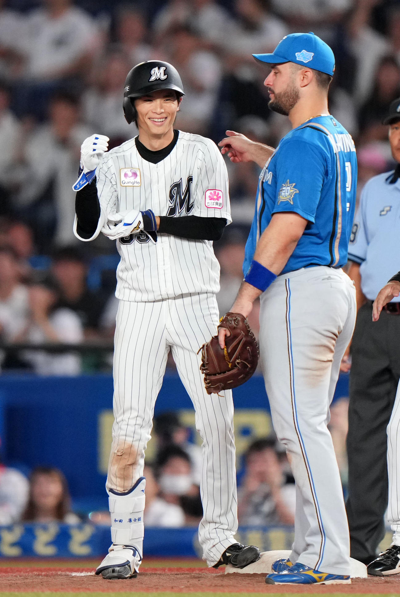 ロッテ対日本ハム　8回裏ロッテ2死一、三塁、右前適時打を放ち笑顔を見せる和田。右はマルティネス（撮影・横山健太）