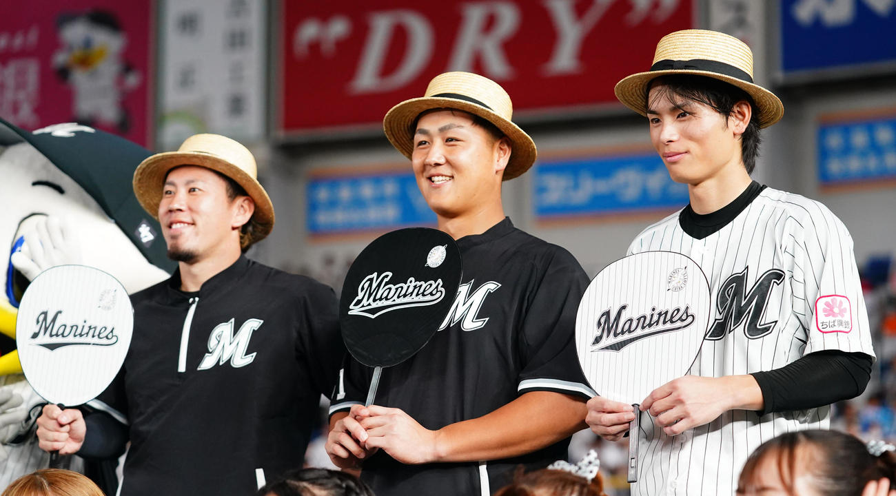 ロッテ対日本ハム　麦わら帽子を被り笑顔を見せるロッテ西村（左）山口（中央）和田（撮影・横山健太）