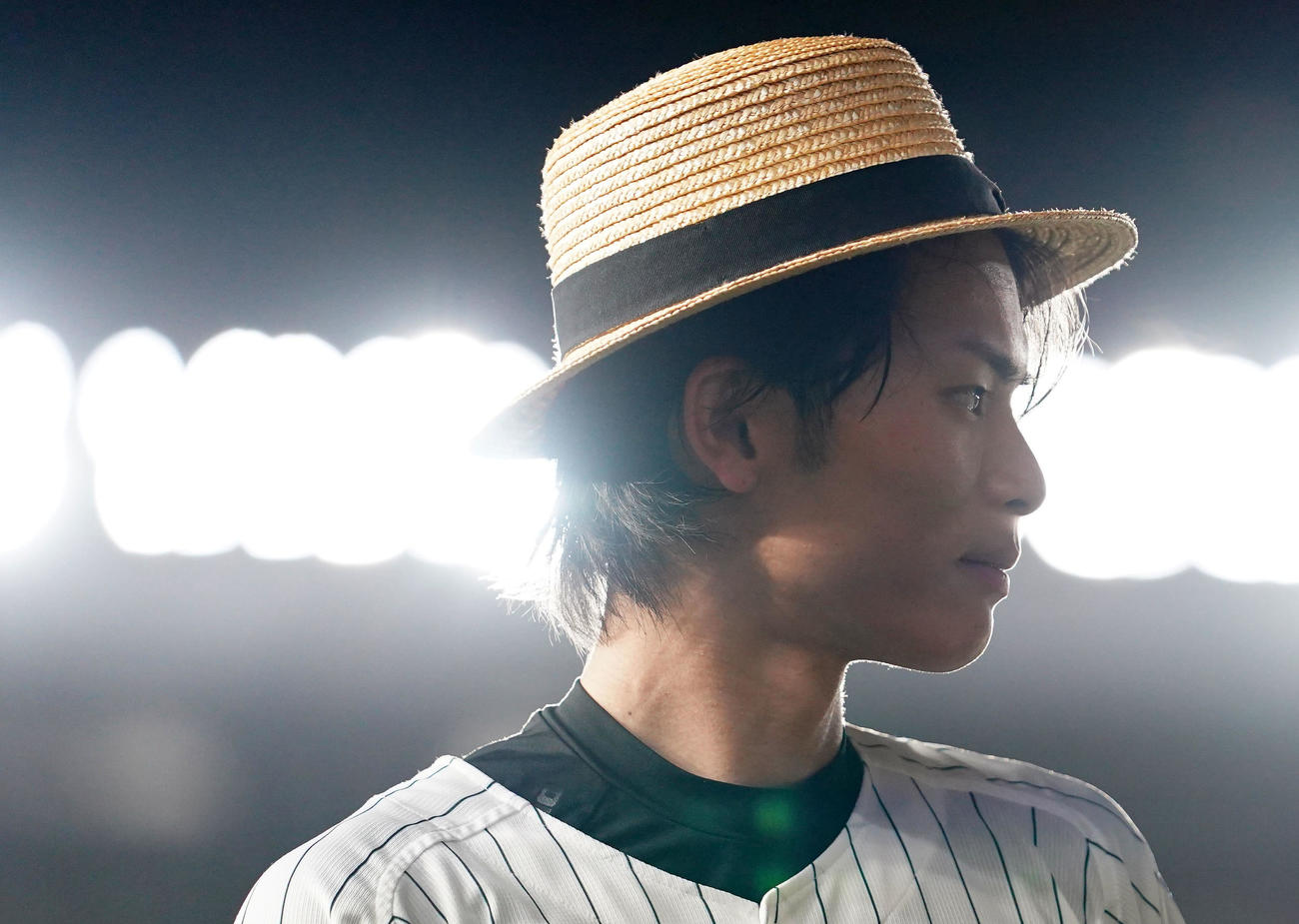 ロッテ対日本ハム　麦わら帽子を被りグラウンドを見つめるロッテ和田（撮影・横山健太）