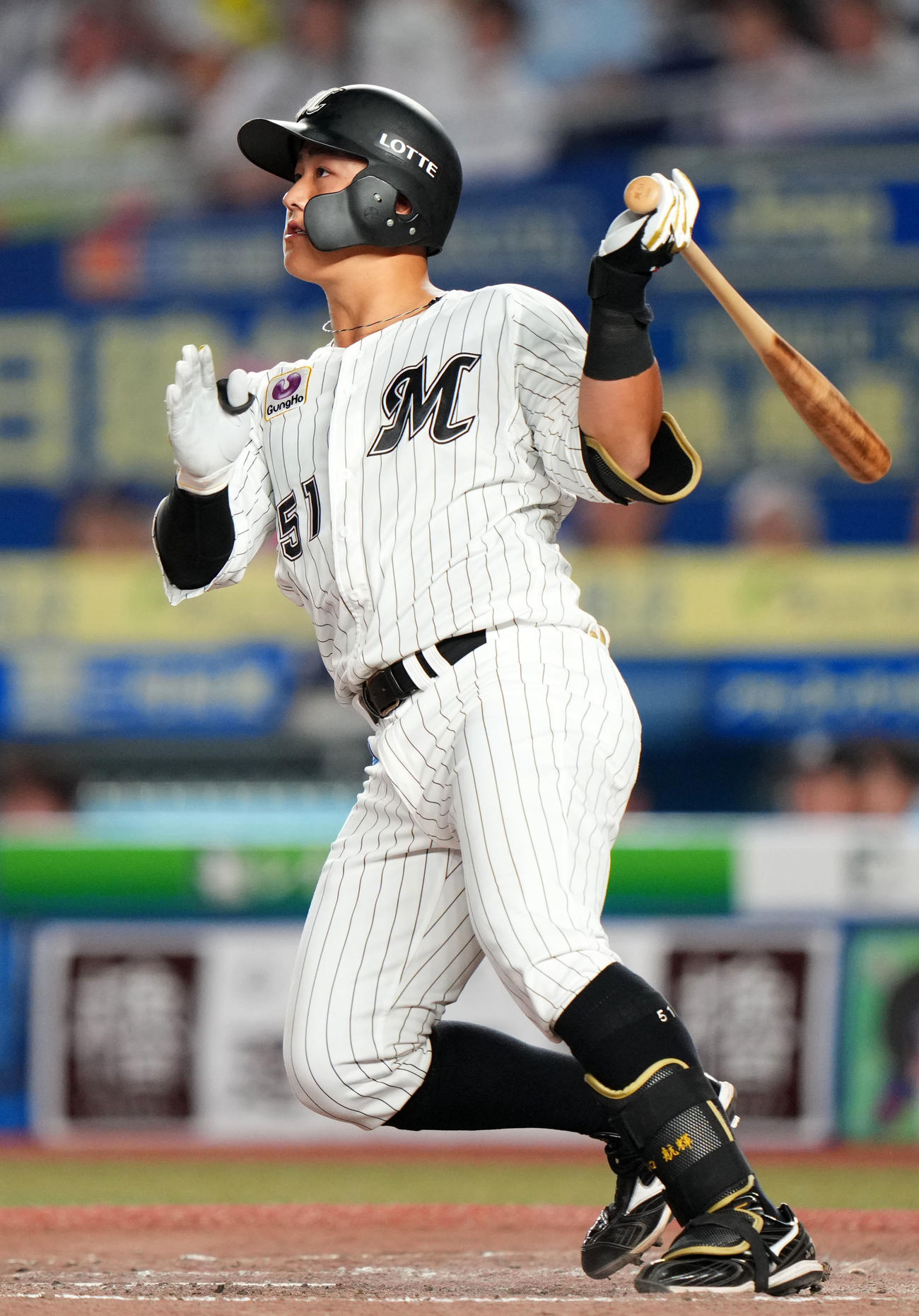 ロッテ対日本ハム　4回裏ロッテ2死一、二塁、左中間へ2点適時二塁打を放つ山口（撮影・横山健太）