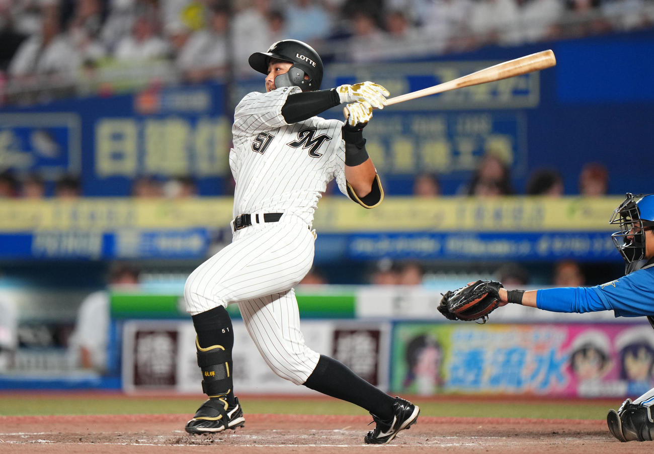 ロッテ対日本ハム　4回裏ロッテ2死一、二塁、左中間へ2点適時二塁打を放つ山口（撮影・横山健太）