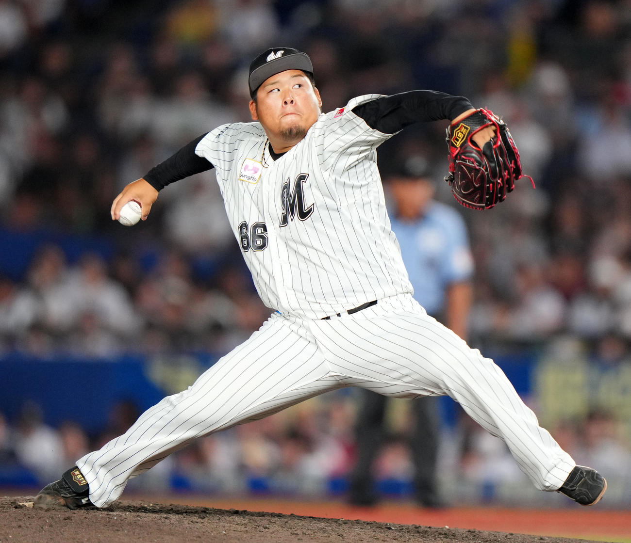 ロッテ対日本ハム　6回表から登板したロッテ沢田（撮影・横山健太）