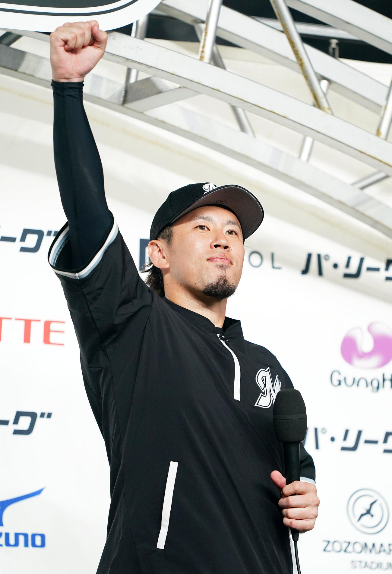 ロッテ対日本ハム　ヒーローインタビューでガッツポーズするロッテ西村（撮影・横山健太）