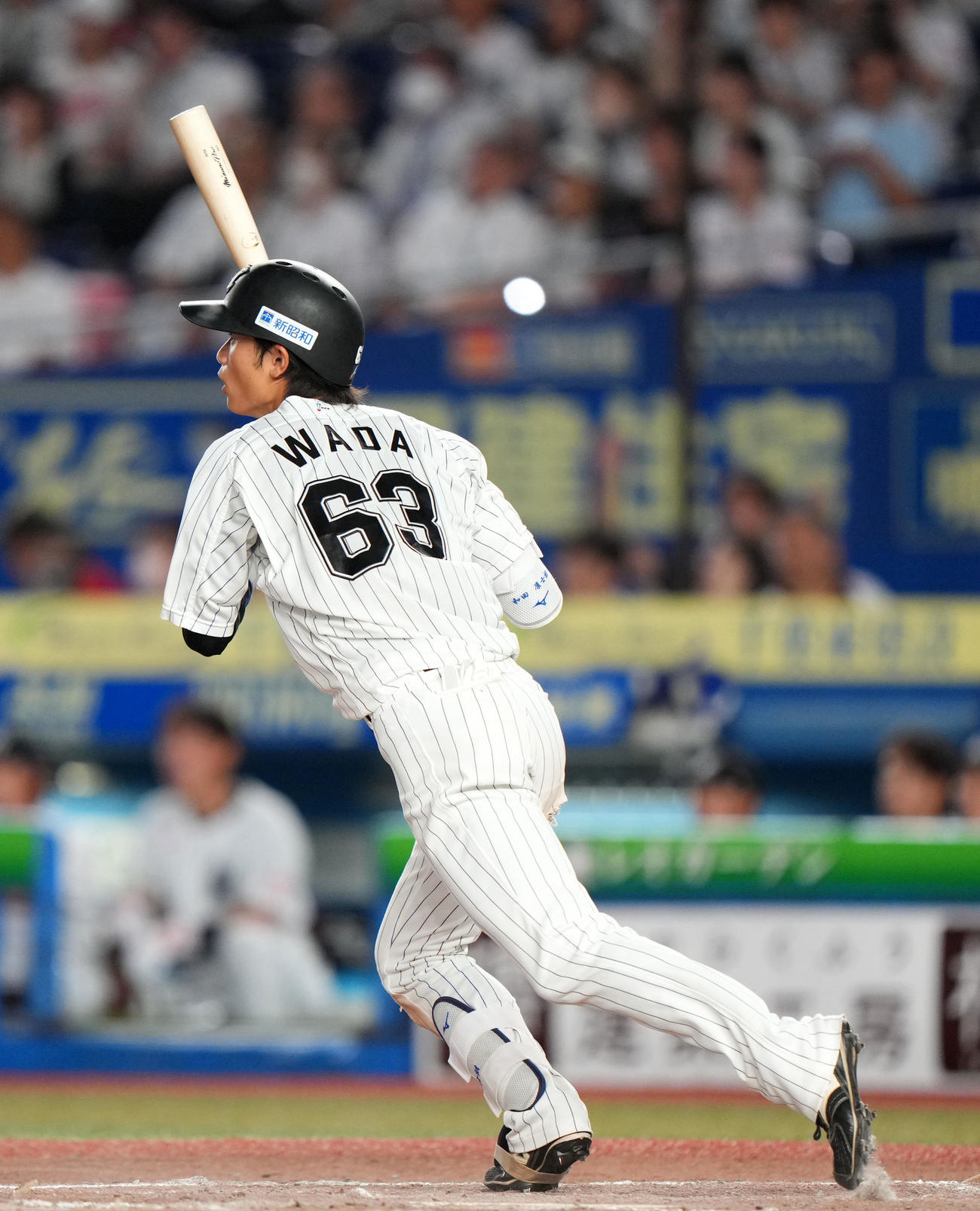 ロッテ対日本ハム　8回裏ロッテ2死一、三塁、右前適時打を放つ和田（撮影・横山健太）