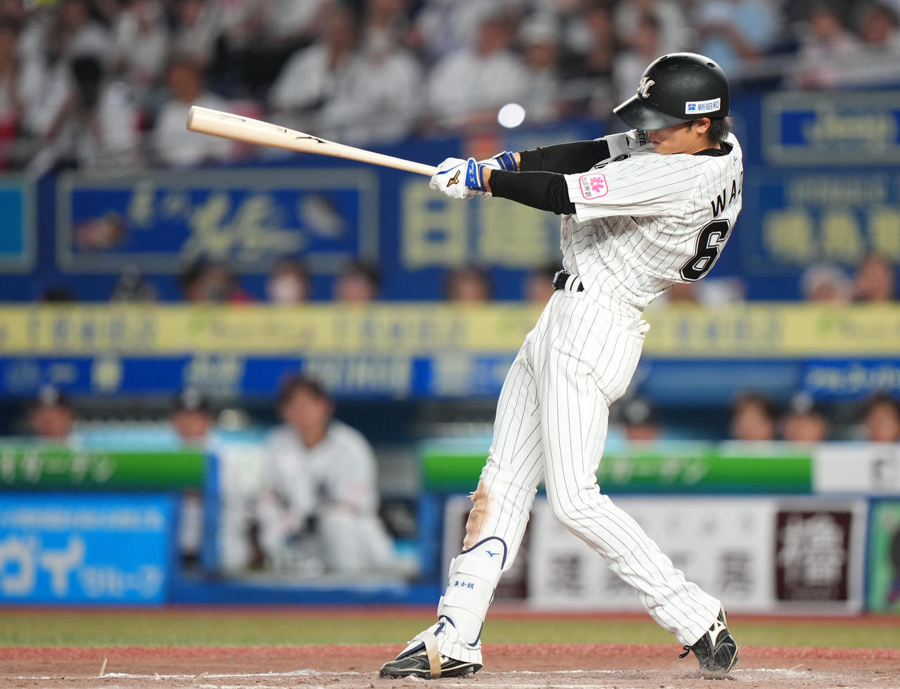ロッテ対日本ハム　8回裏ロッテ2死一、三塁、右前適時打を放つ和田（撮影・横山健太）