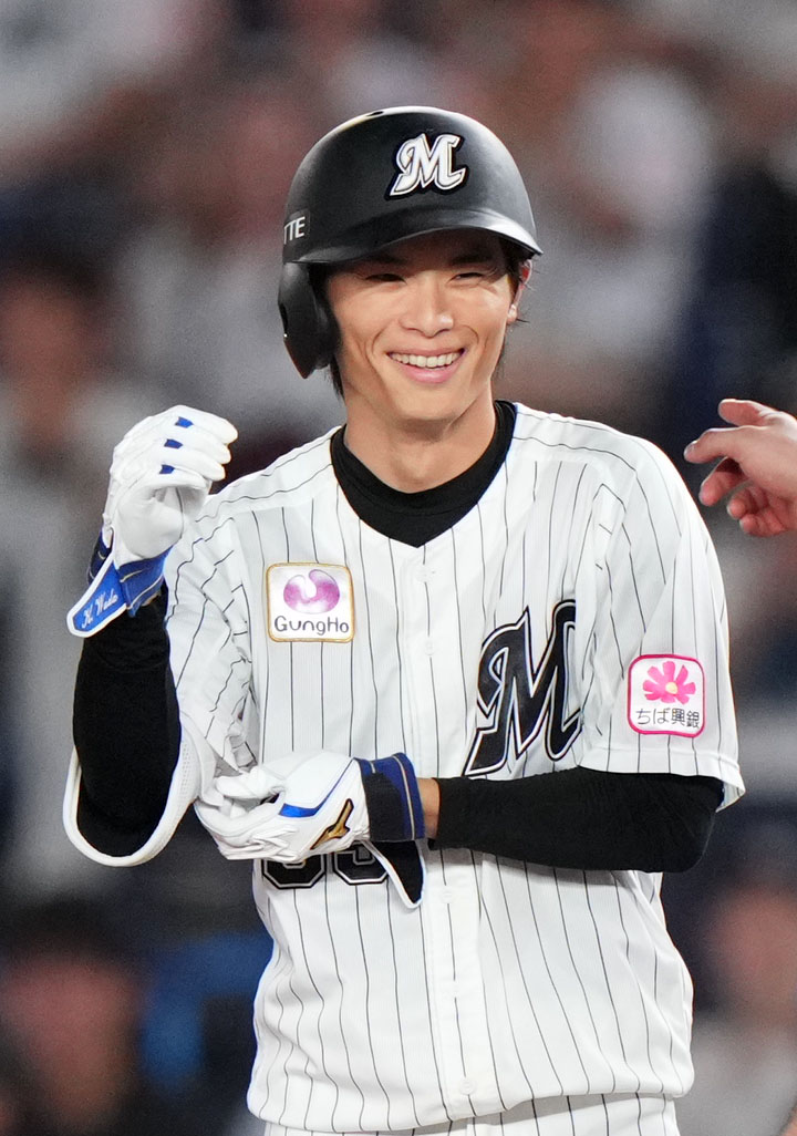 ロッテ対日本ハム　8回裏ロッテ2死一、三塁、右前適時打を放ち笑顔を見せる和田（撮影・横山健太）
