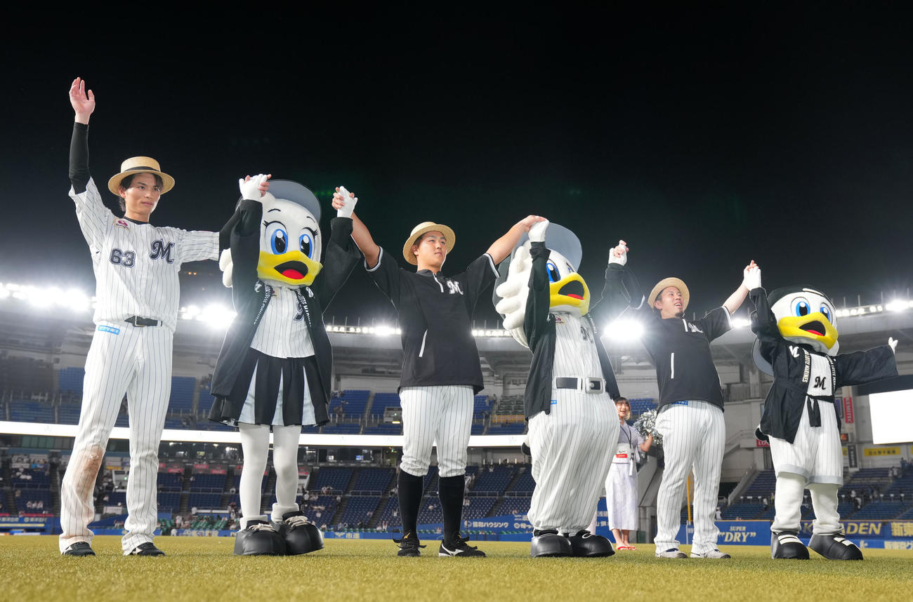 ロッテ対日本ハム　試合を終え声援に応える、左からロッテ和田、リーンちゃん、山口、マーくん、西村、ズーちゃん（撮影・横山健太）