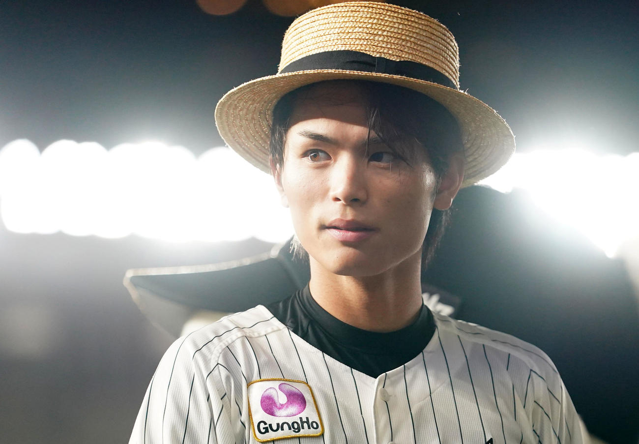 ロッテ対日本ハム　麦わら帽子を被りグラウンドを見つめるロッテ和田（撮影・横山健太）