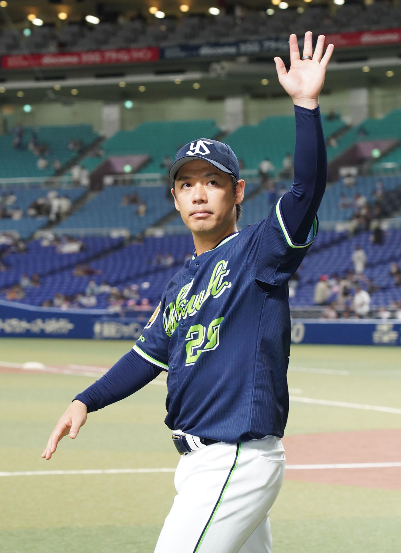 中日対ヤクルト　ヒーローインタビューを終えファンに手を振る小川（撮影・森本幸一）