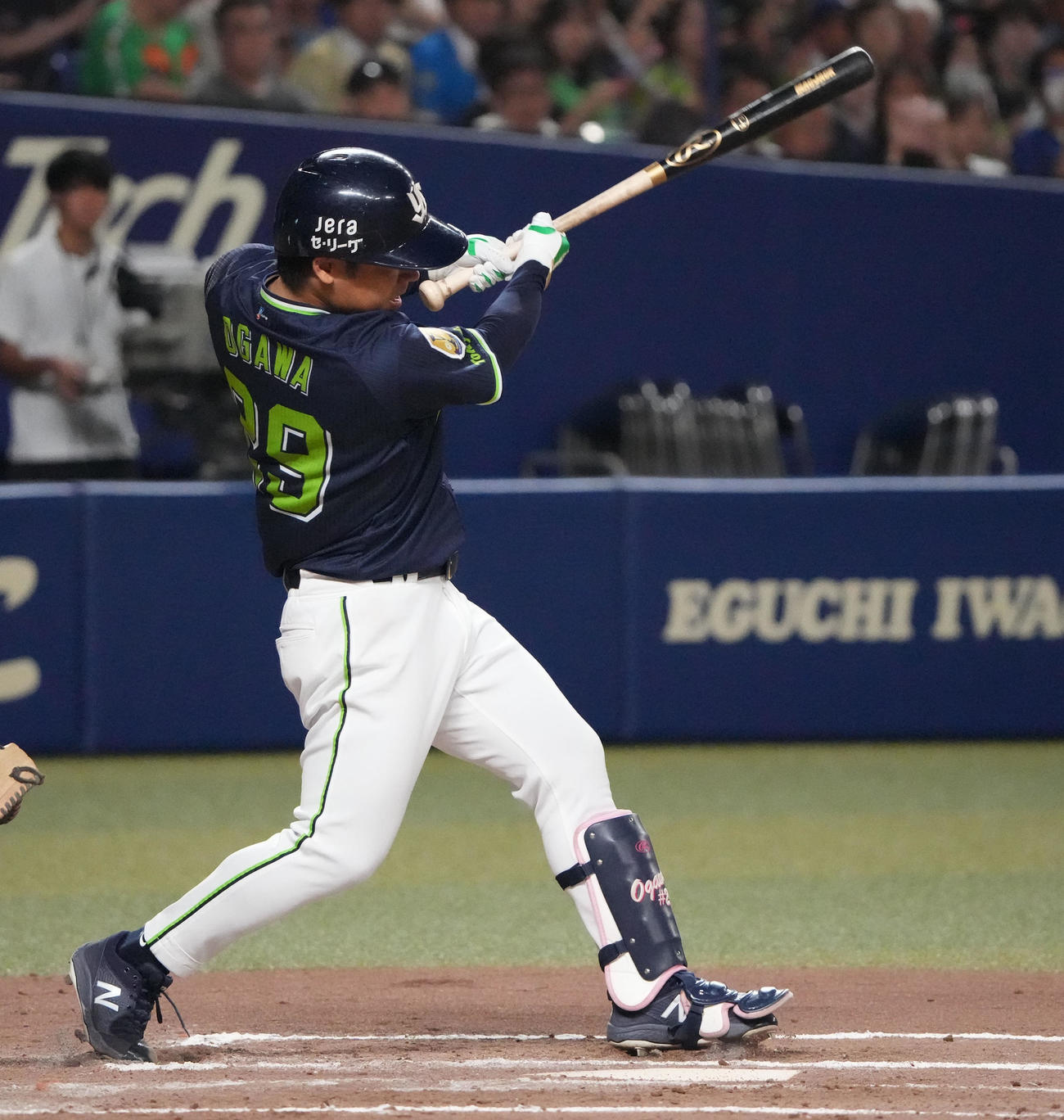 中日対ヤクルト　7回表ヤクルト2死三塁、中前適時打を放つ小川（撮影・森本幸一）