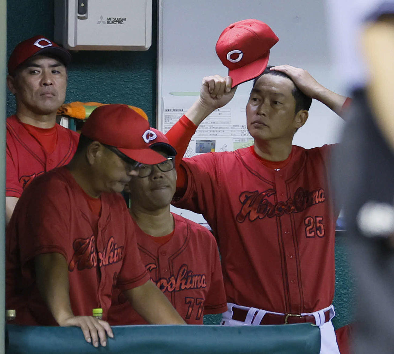 巨人対広島　7回、ベンチで渋い表情を見せる広島新井監督（右端）（撮影・藤尾明華）