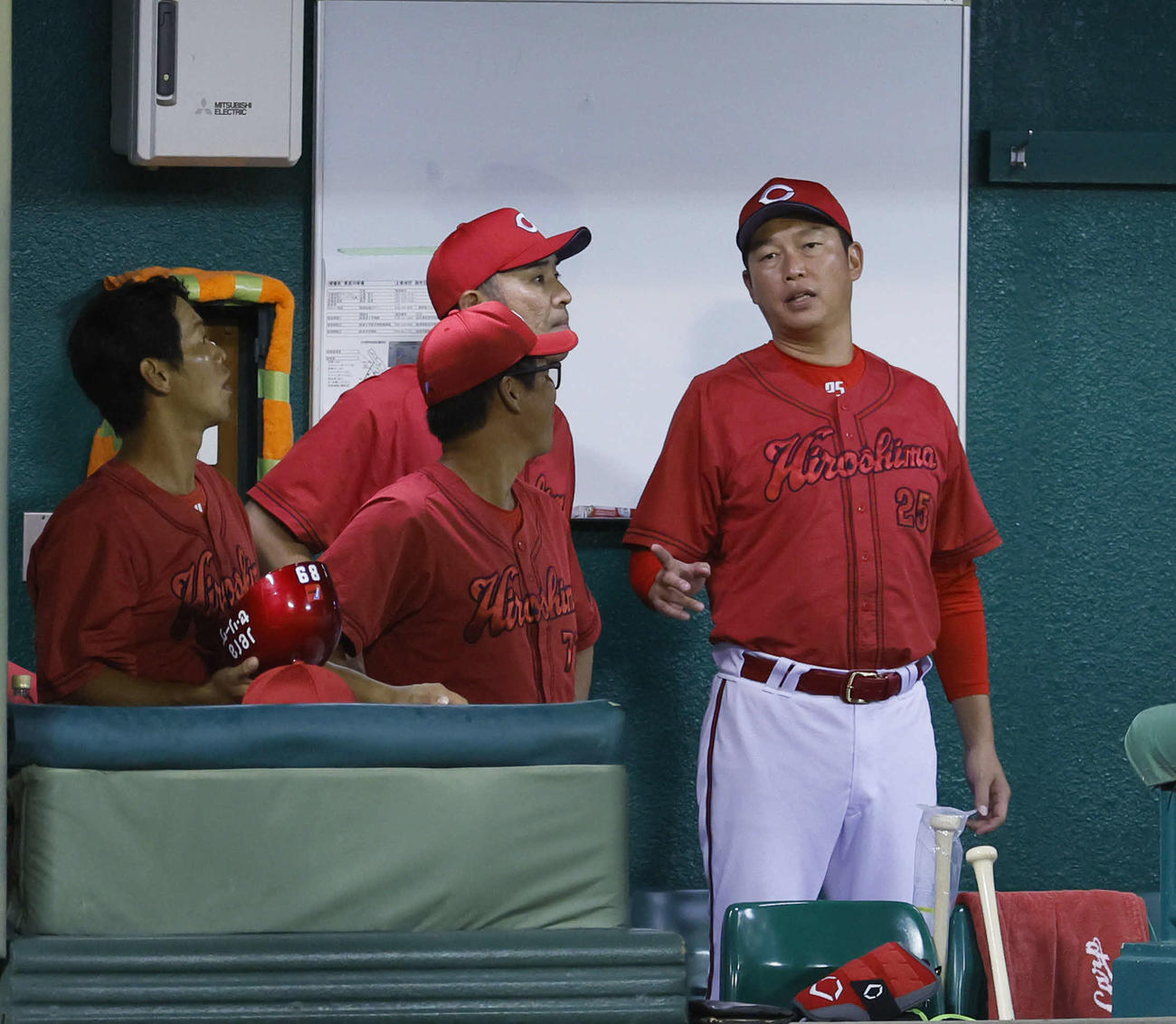 巨人対広島　7回、ベンチでコーチ陣と話す広島新井監督（右端）（撮影・藤尾明華）
