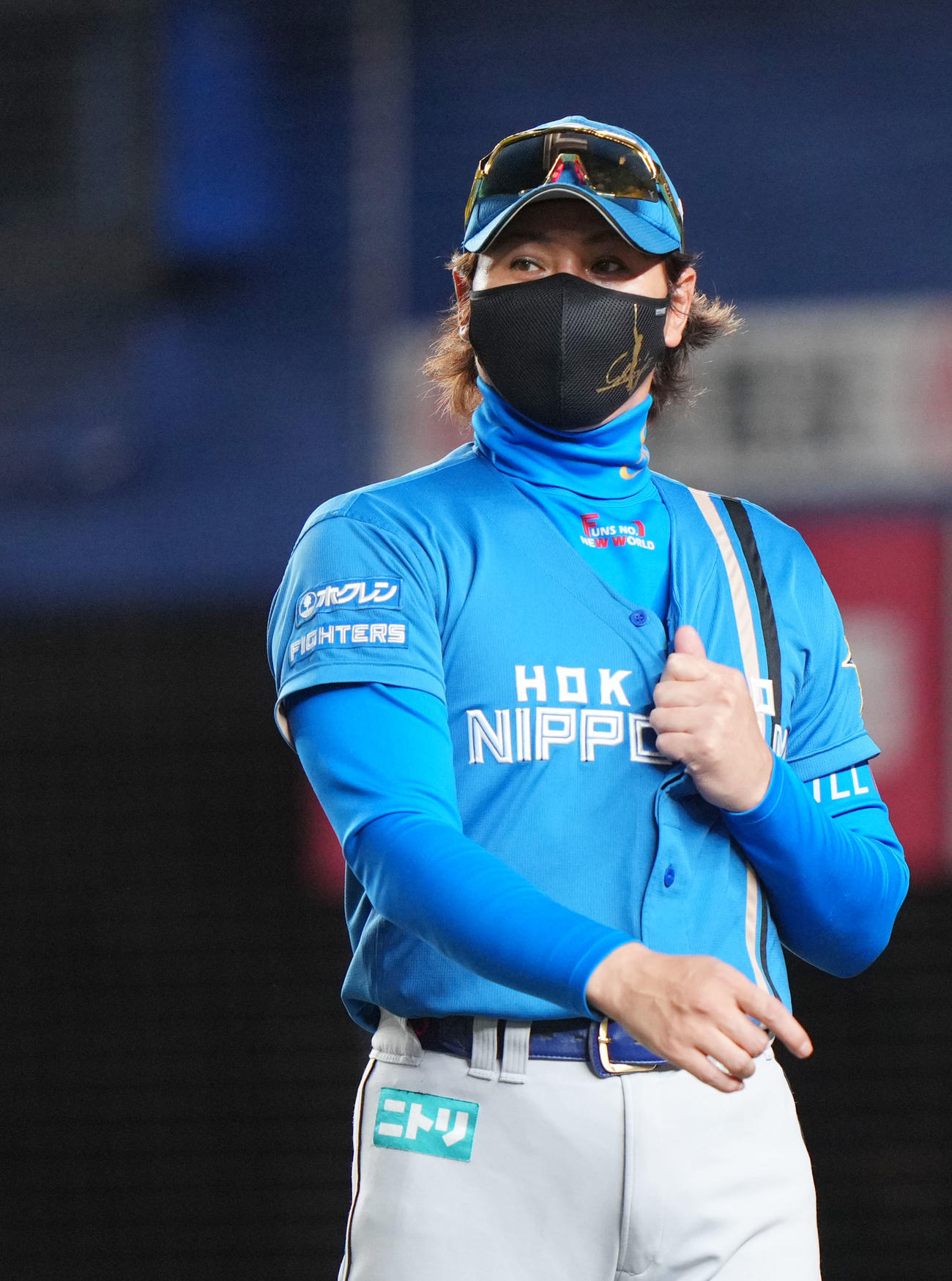 ロッテ対日本ハム　選手交代を告げ引き揚げる日本ハム新庄監督（撮影・横山健太）