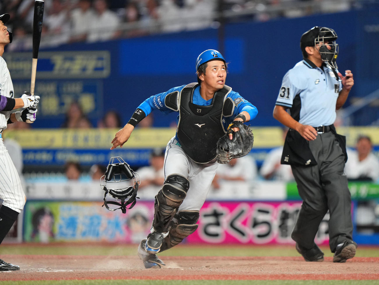 ロッテ対日本ハム　7回裏ロッテ無死二塁、ロドリゲスが暴投しボールを追う古川裕（中央）（撮影・横山健太）