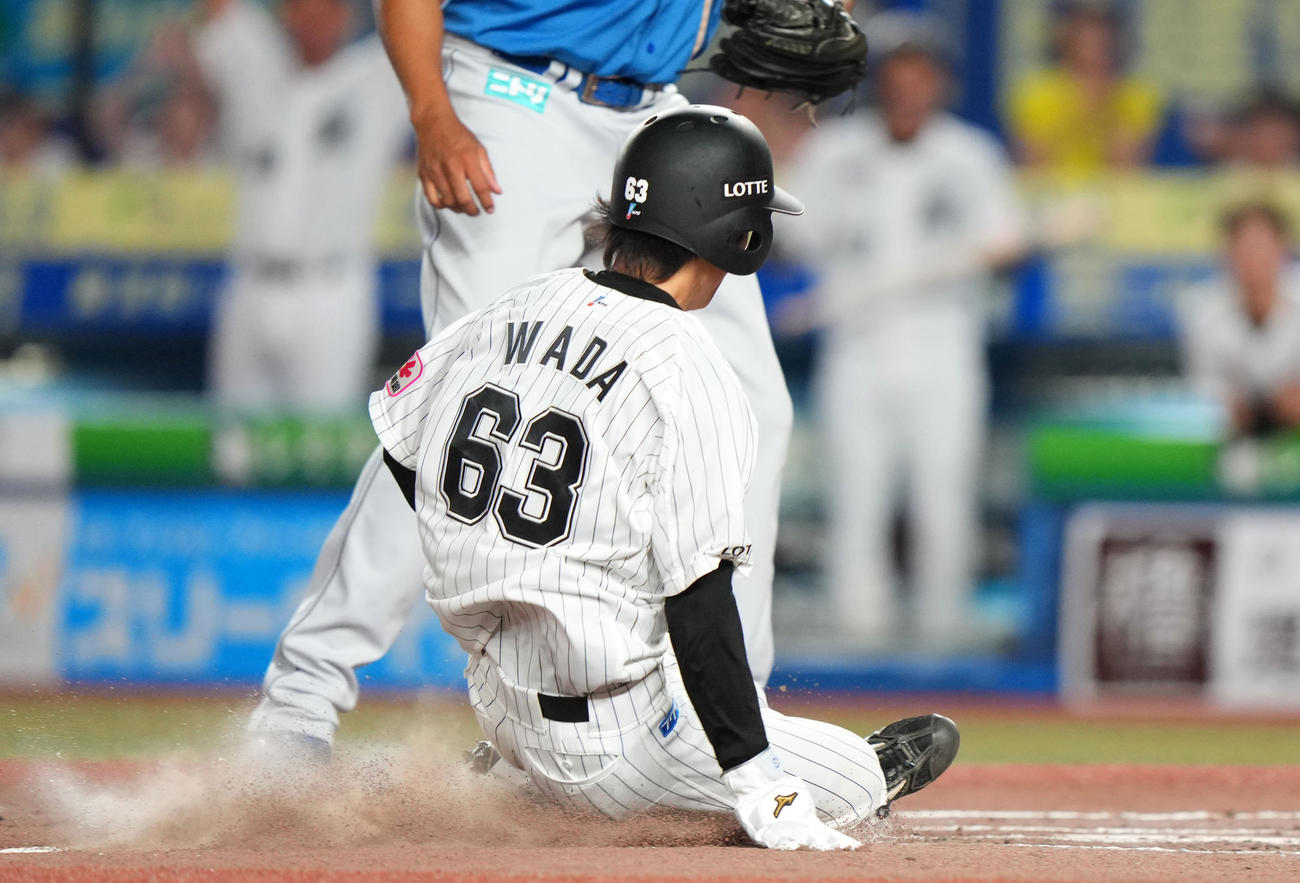 ロッテ対日本ハム　7回裏ロッテ無死二塁、ロドリゲスの暴投で本塁へ生還する和田（撮影・横山健太）