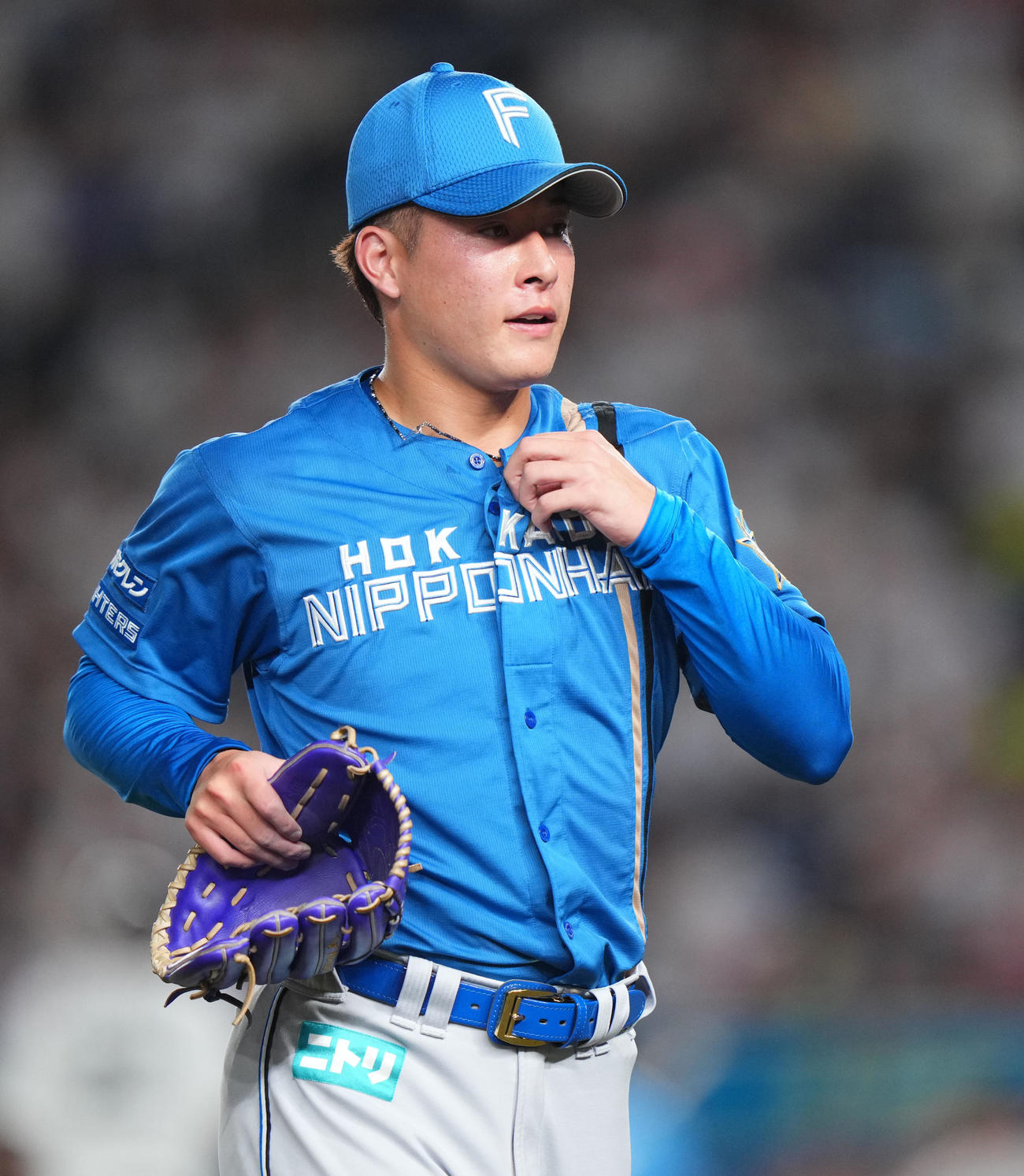 ロッテ対日本ハム　8回裏を終え引き揚げる日本ハム吉田（撮影・横山健太）